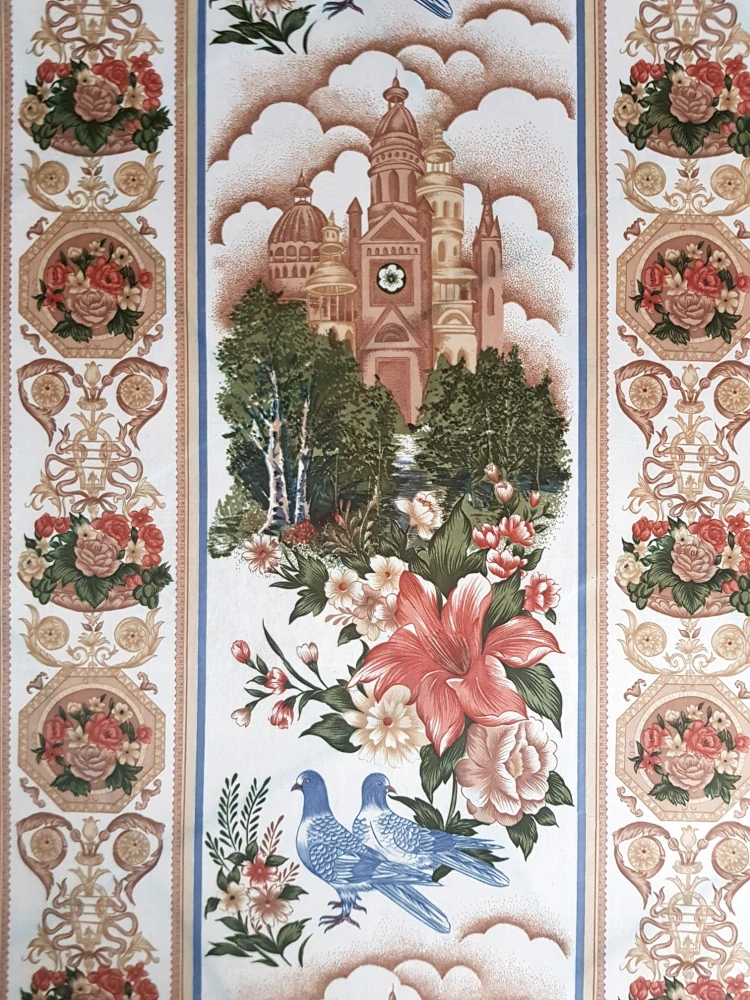Ornamenty s květy, ptáky a architekturou v pruzích