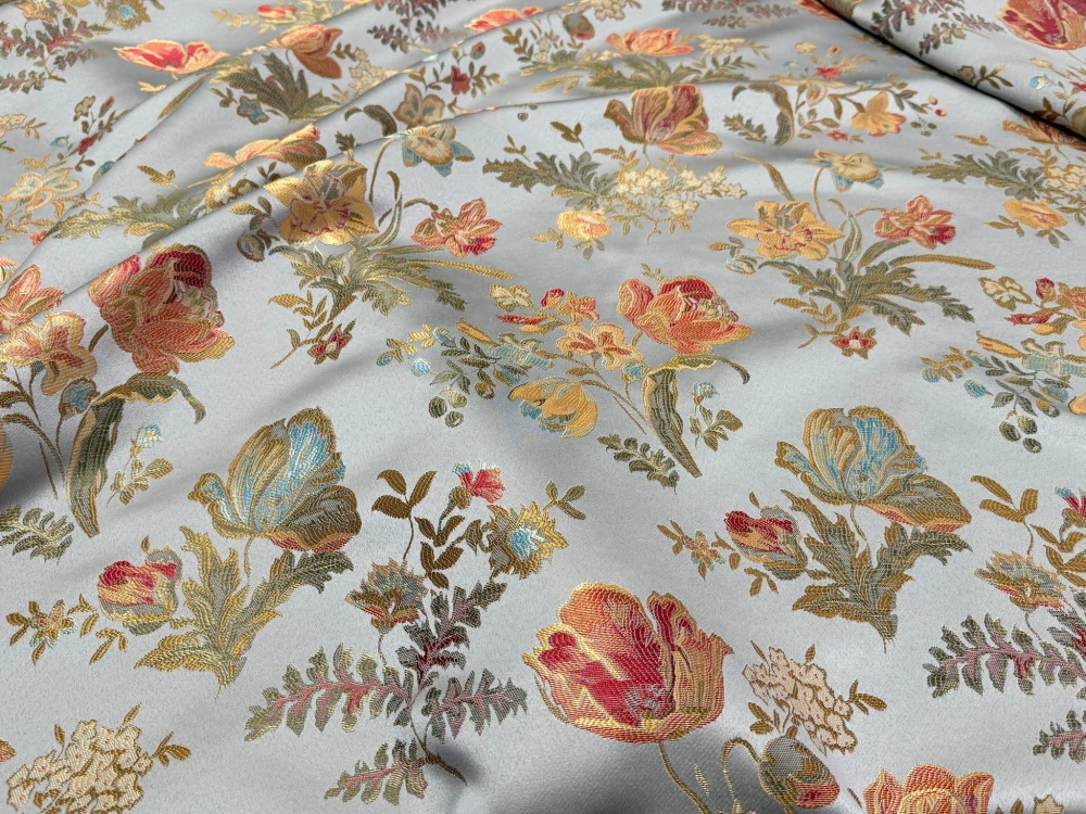 Tkané květy na stříbrnošedém podkladu