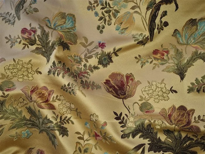 Tkané květy na starozlatém podkladu