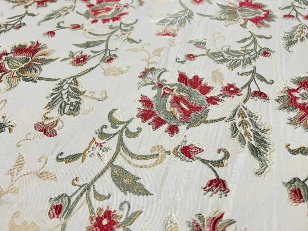 Tkané květy na světlém podkladu