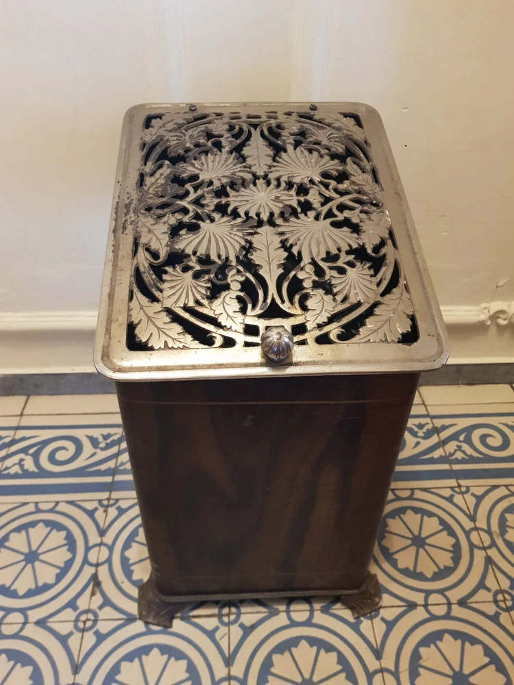 Starožitný uhlák s dekorativním víkem