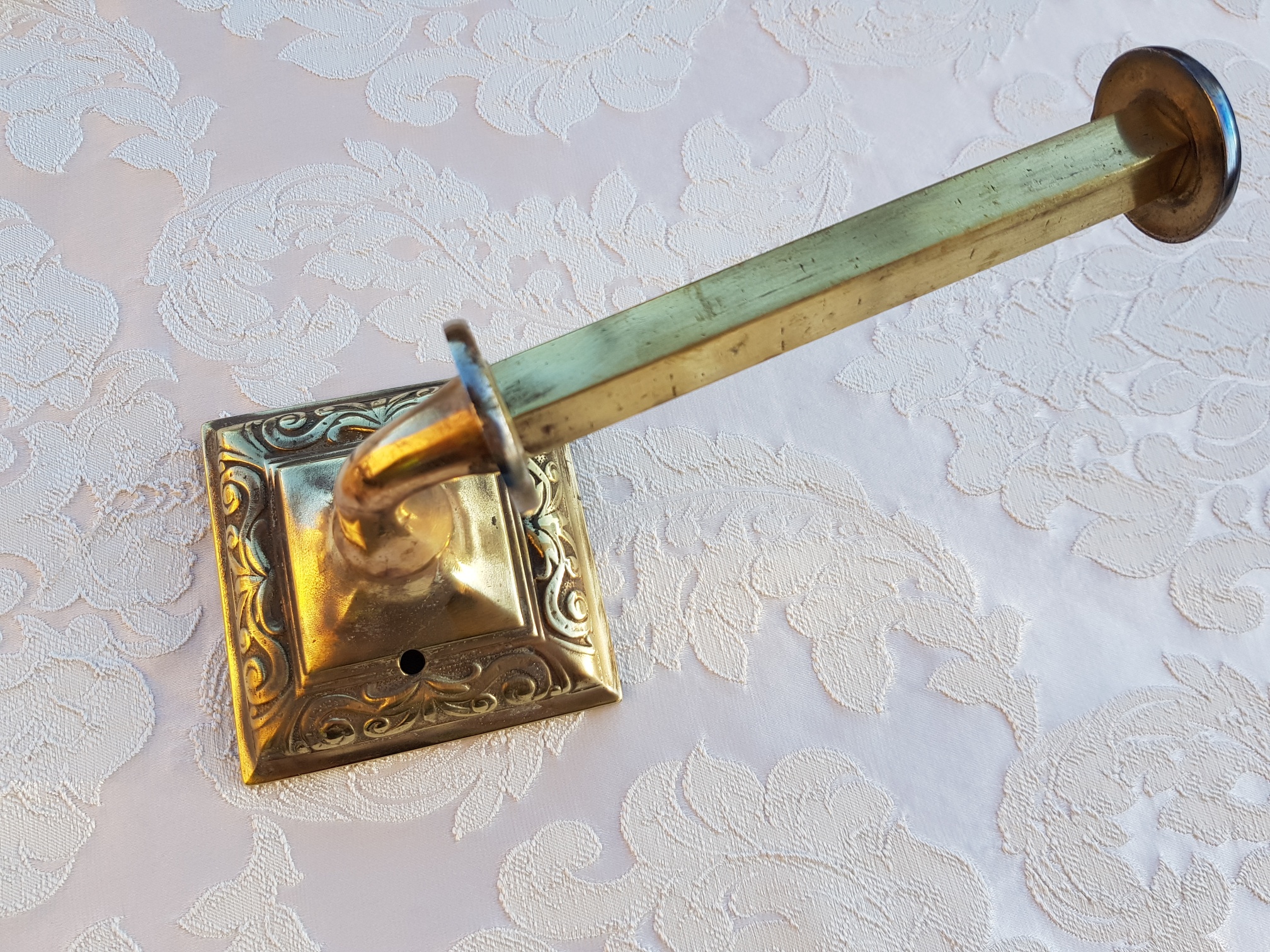 Elegantní držák na toaletní papír