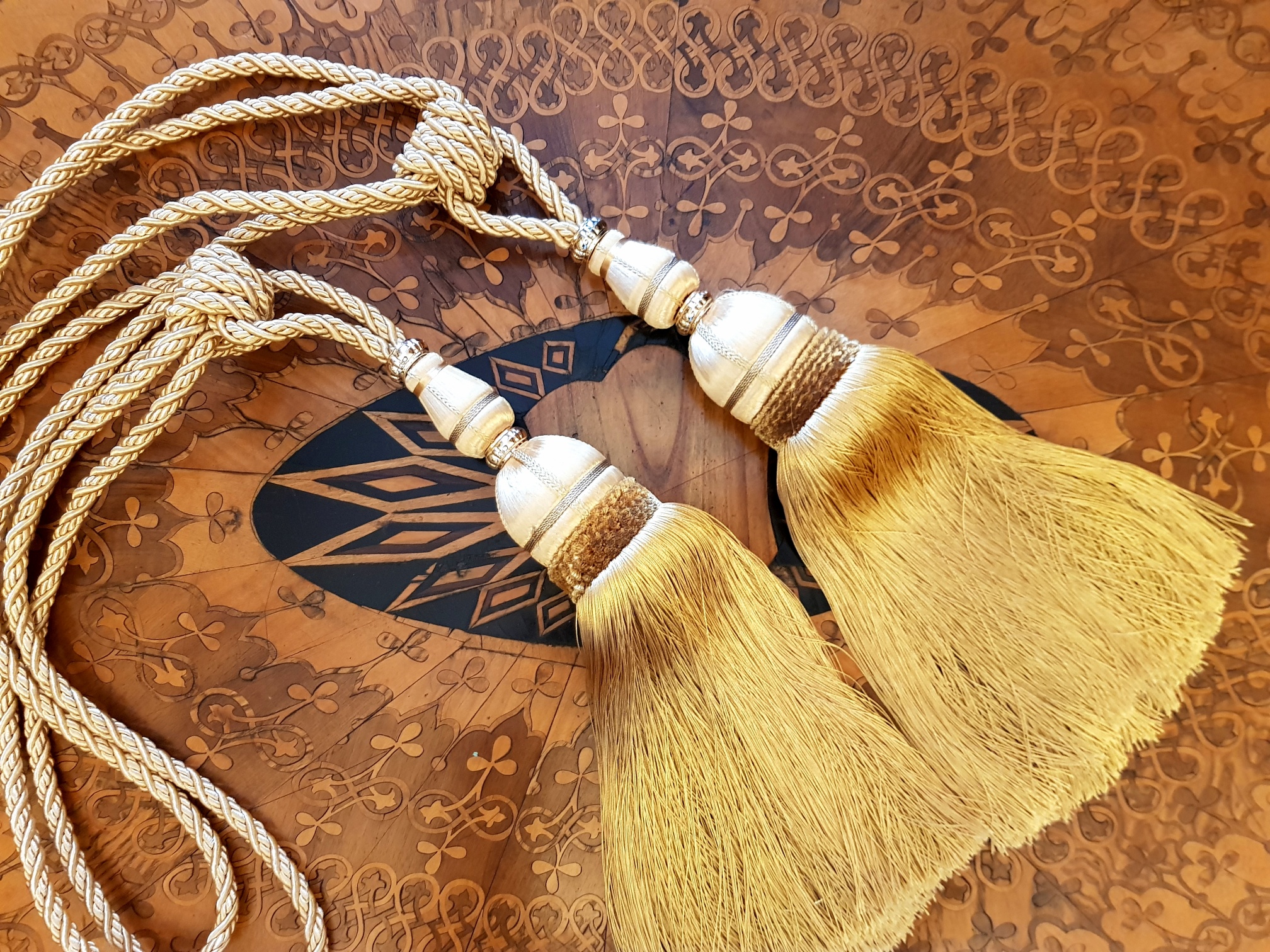 Velký zlatý úvaz na závěs