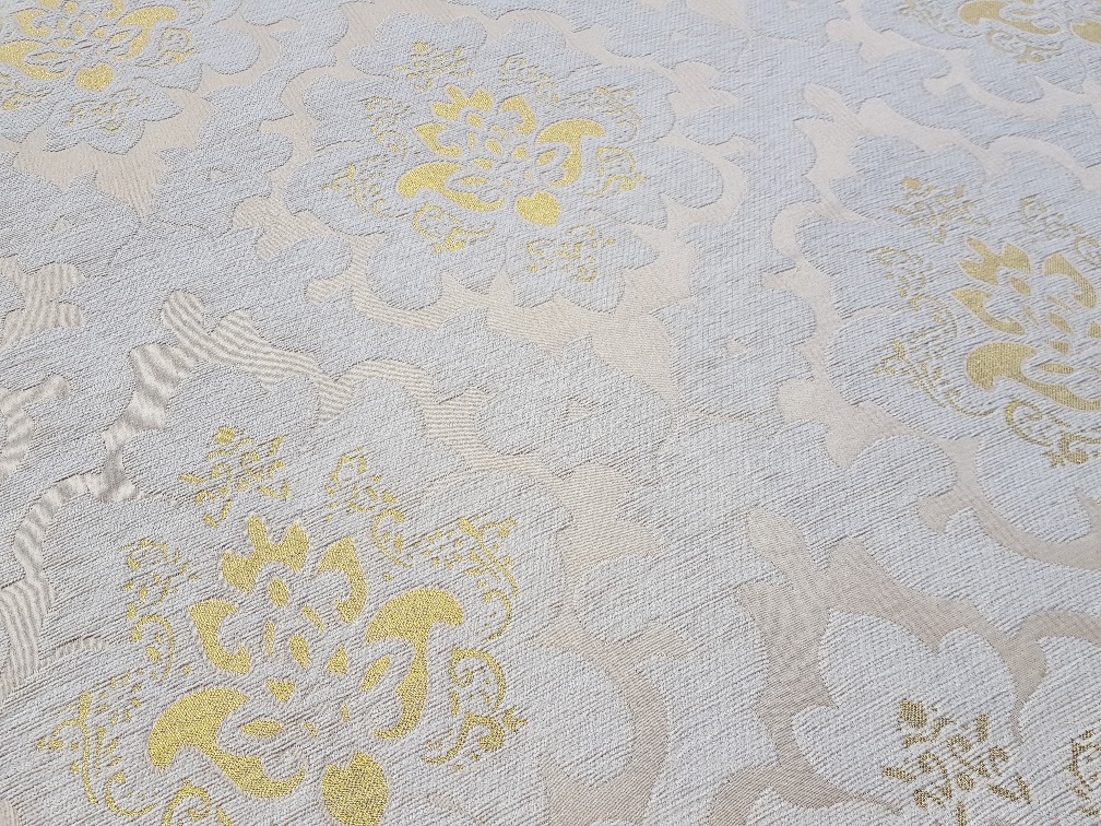 Florální motiv ve zlatavé