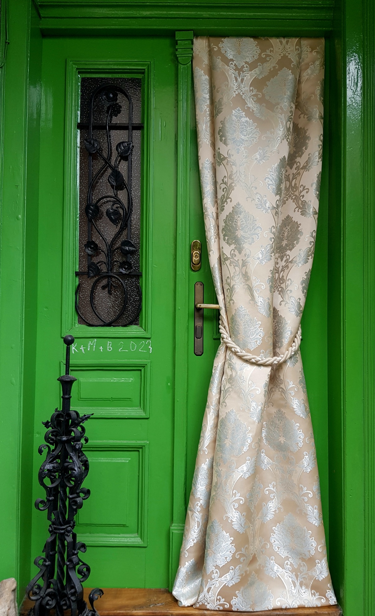 Šedomodré ornamenty na slonové kosti