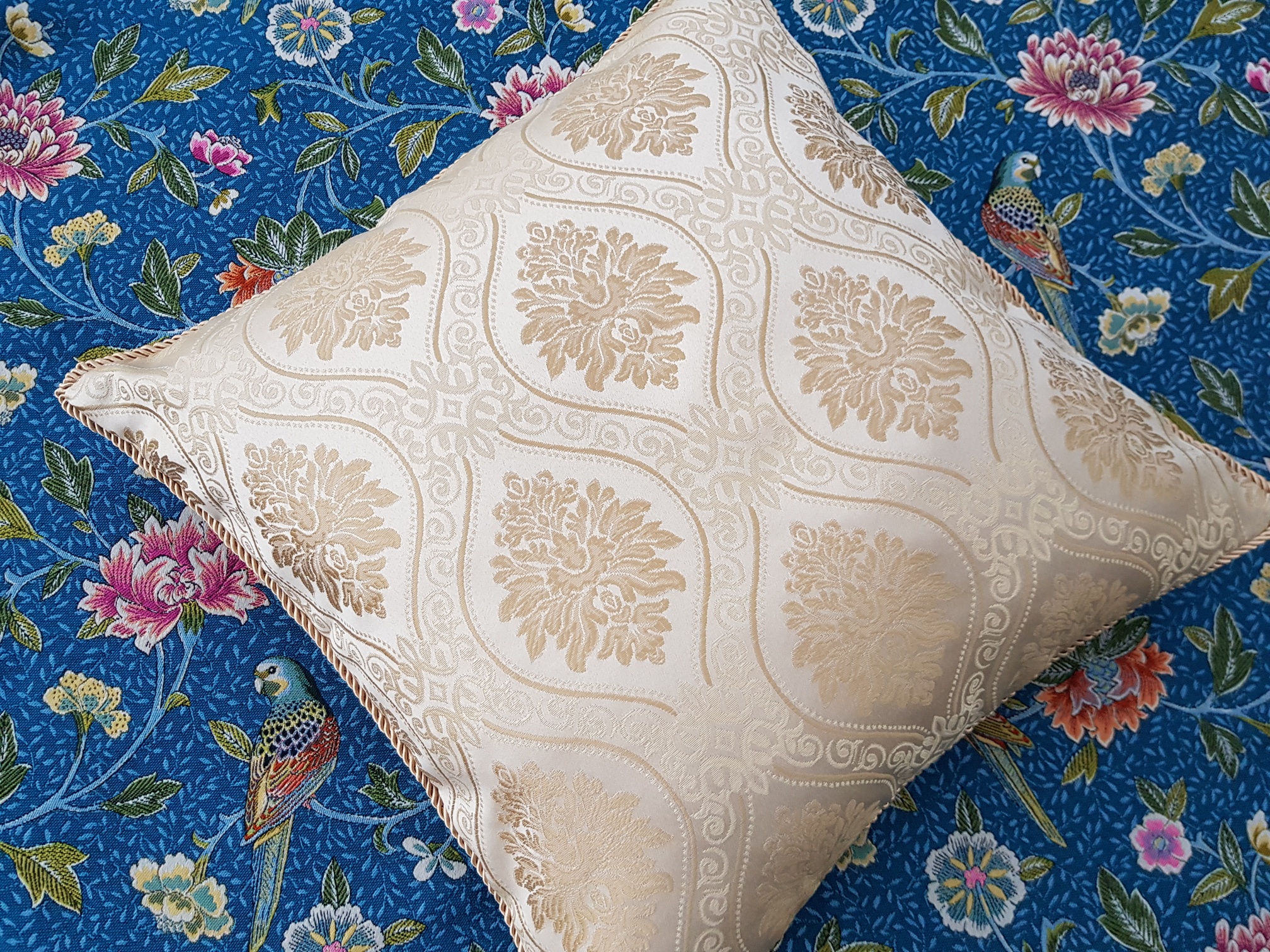 Tkané květy a plody ve starozlaté