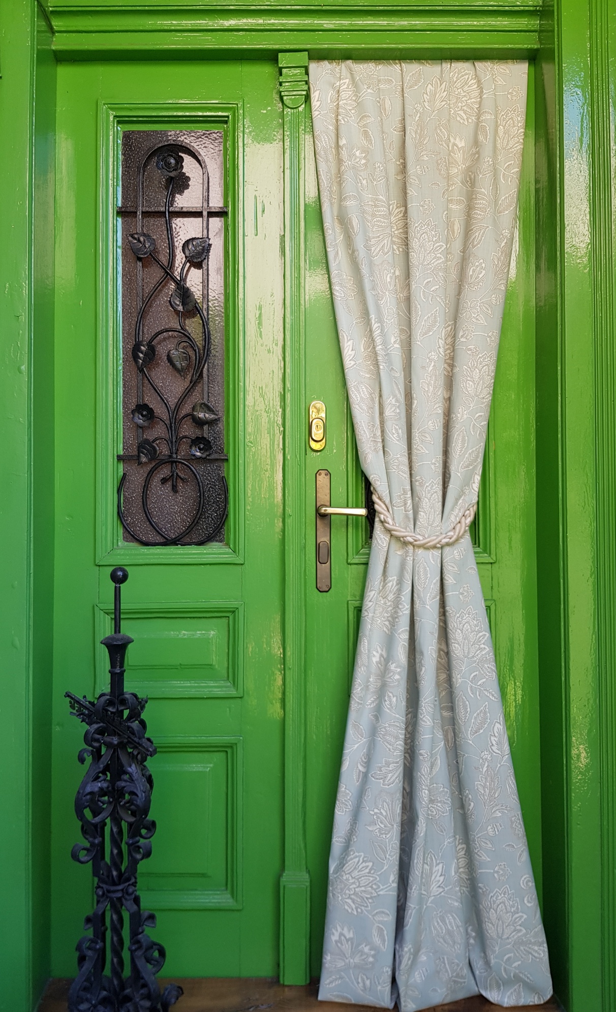 Roztodivné květy na šedomodré