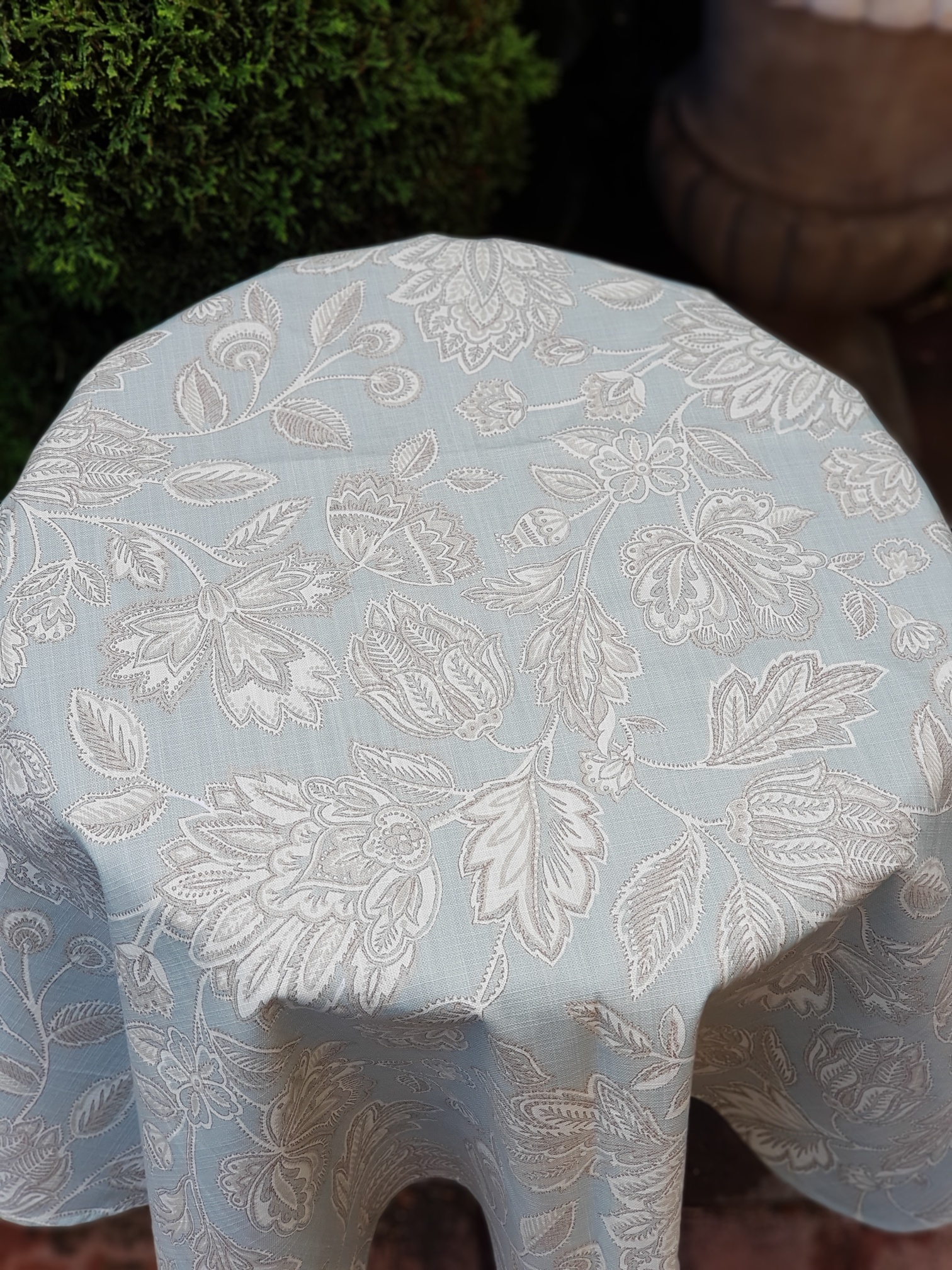 Roztodivné květy na šedomodré