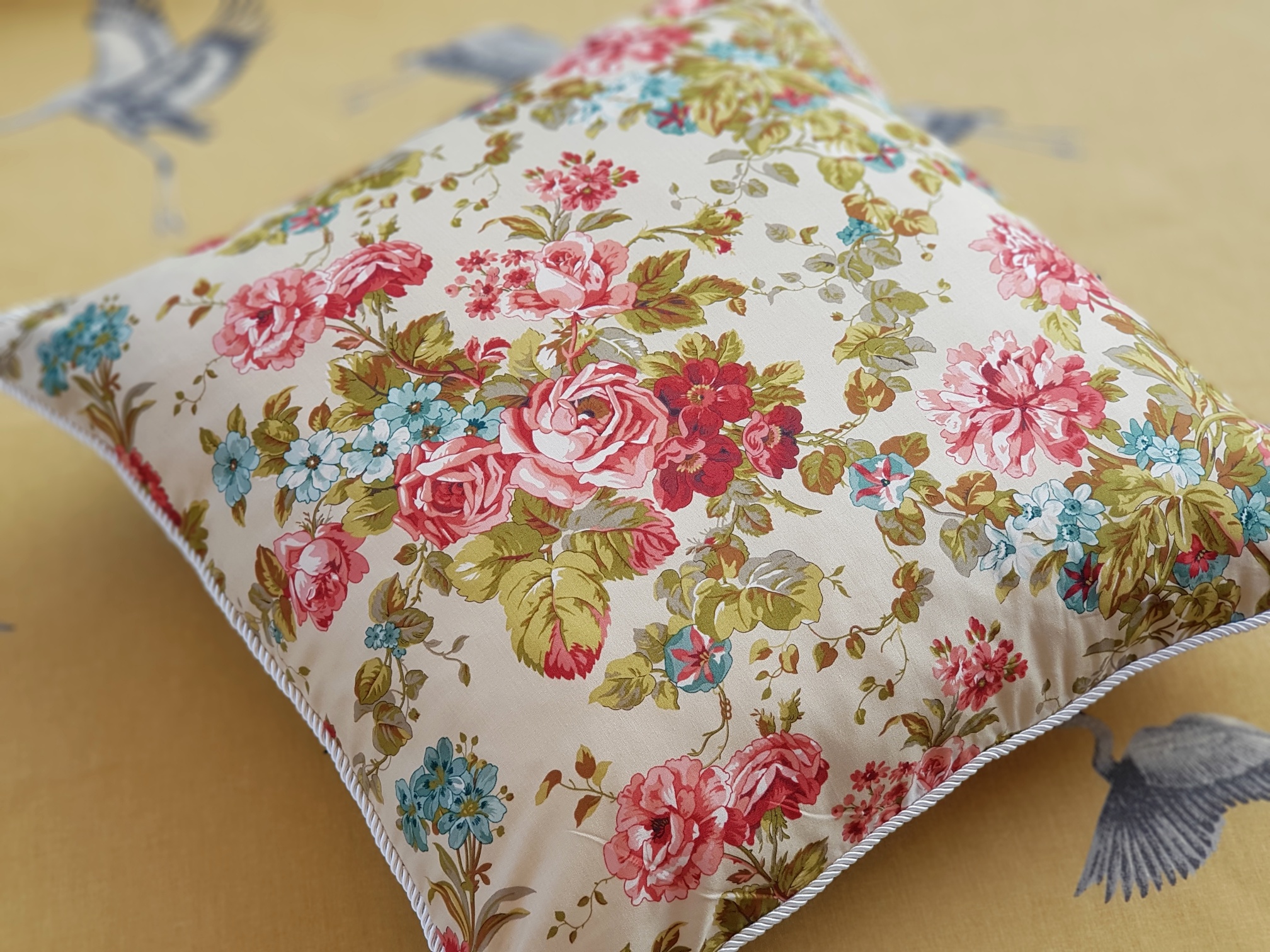 Letní květy ve smetanové