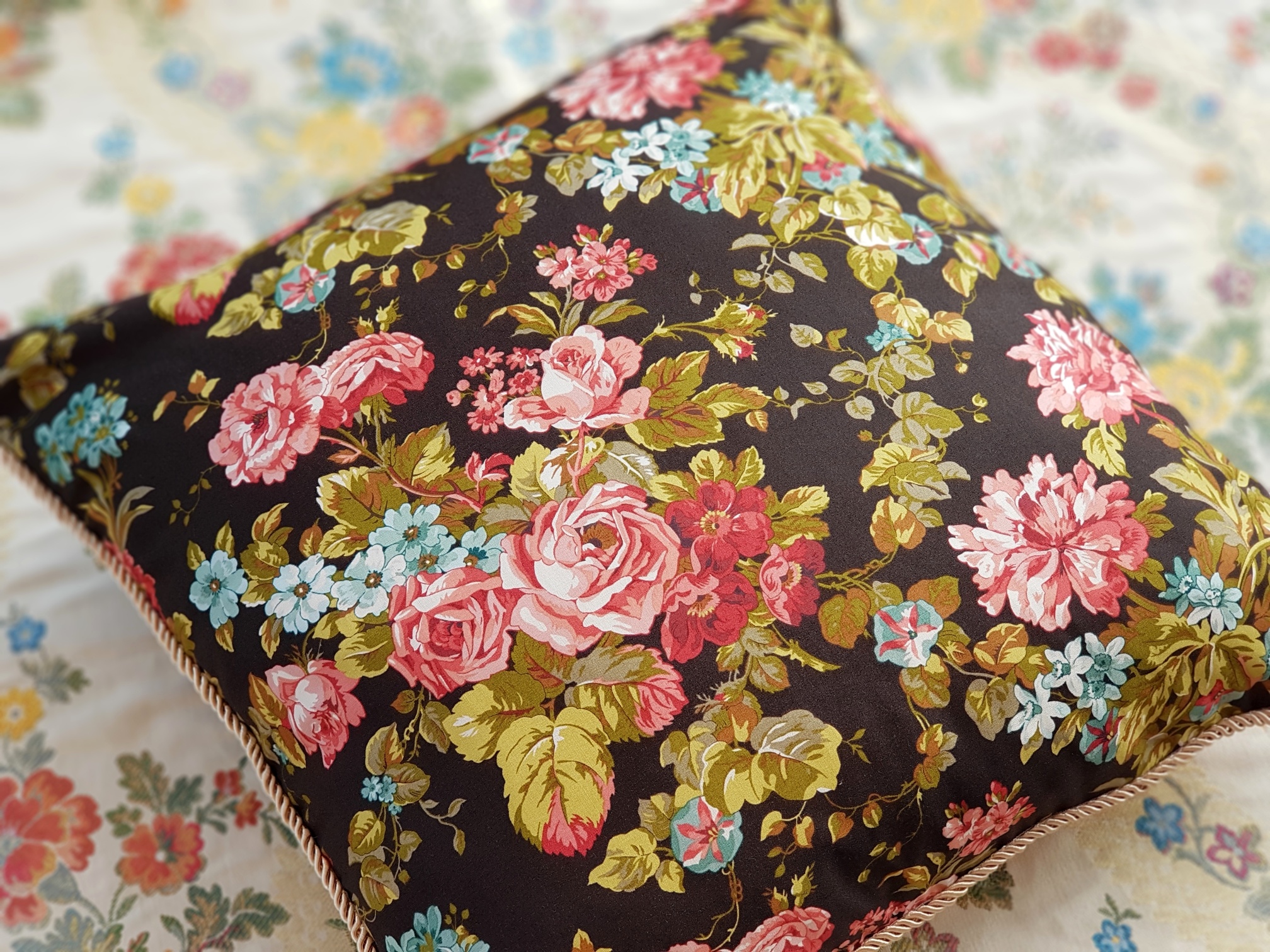 Letní květy v černé