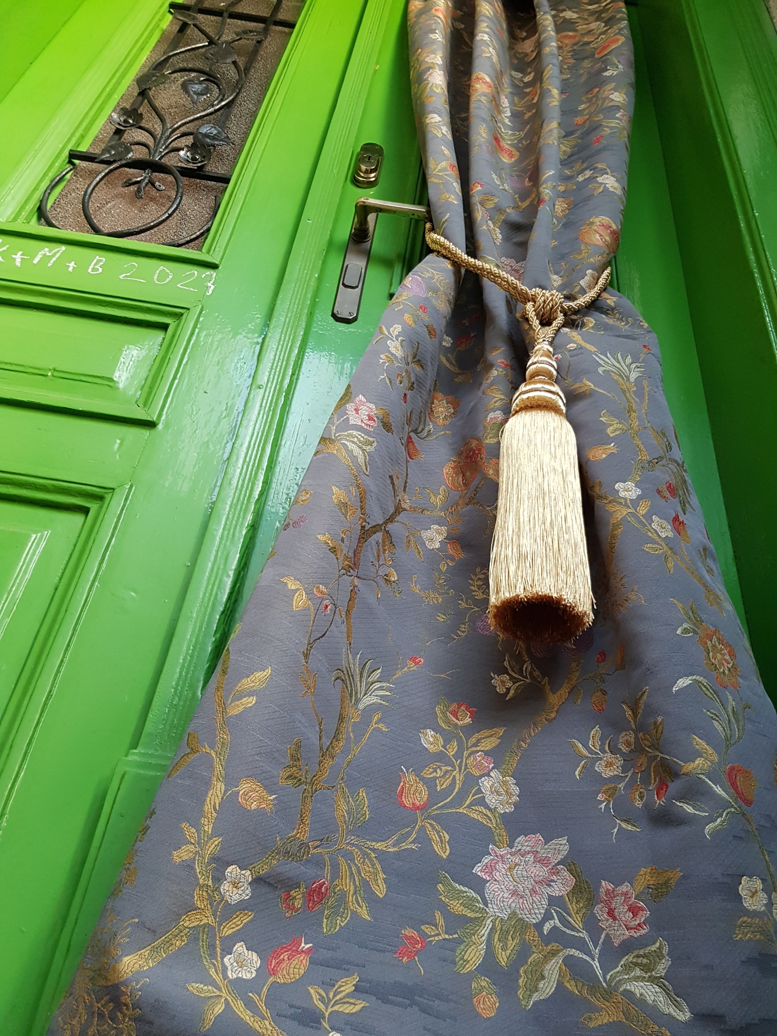 Rostliny a plody na šedé