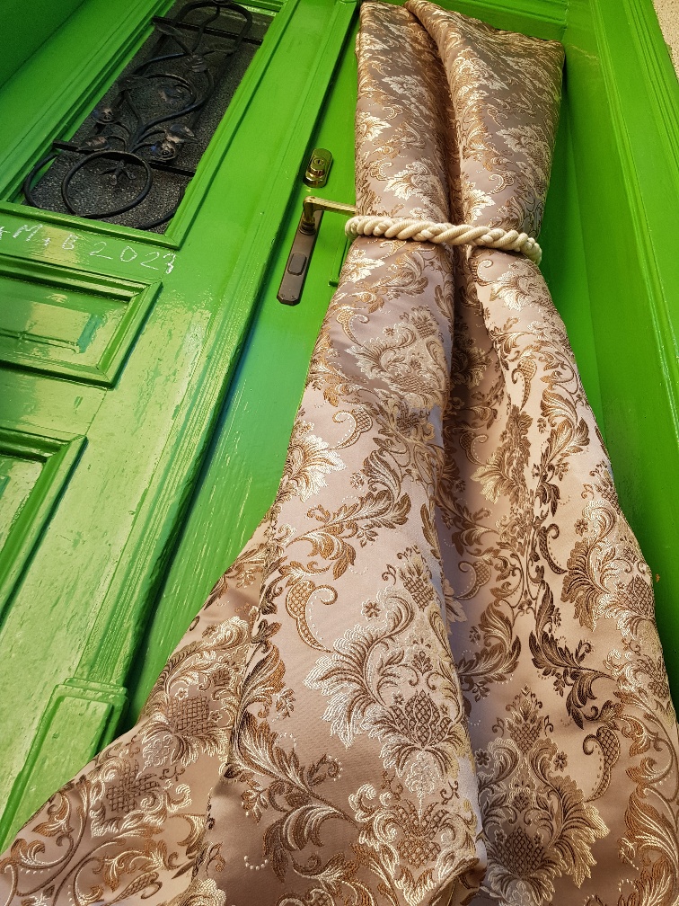 Damaškový motiv "Imperial" v šedé