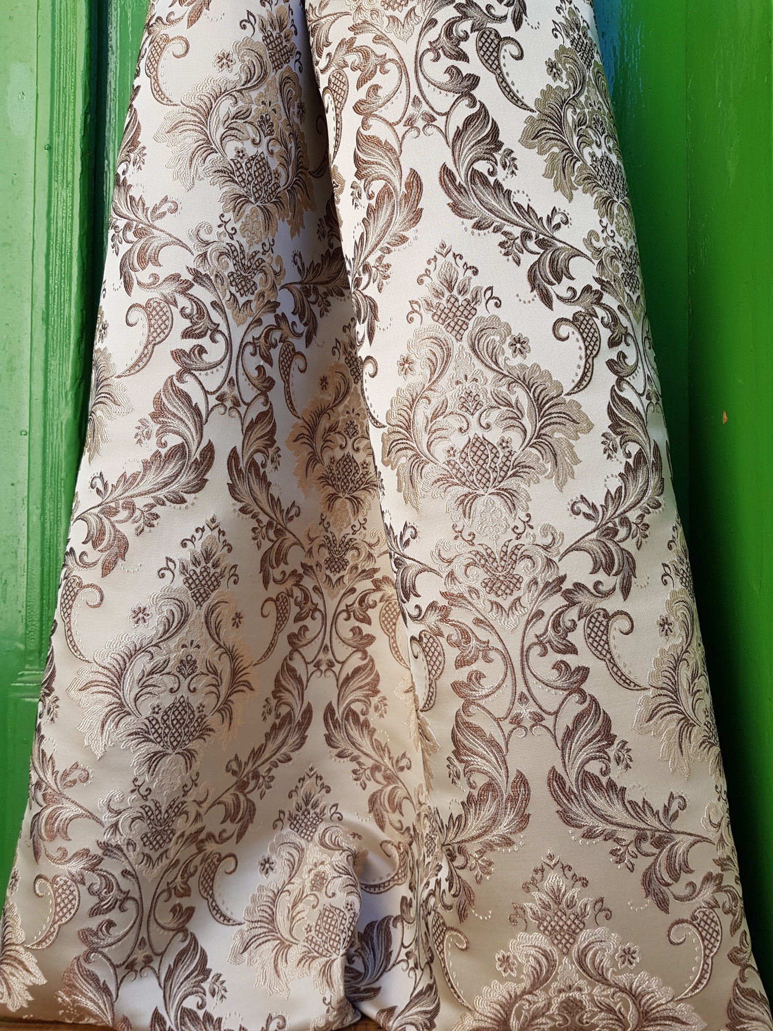 Damaškový motiv "Imperial" na tmavé krémové