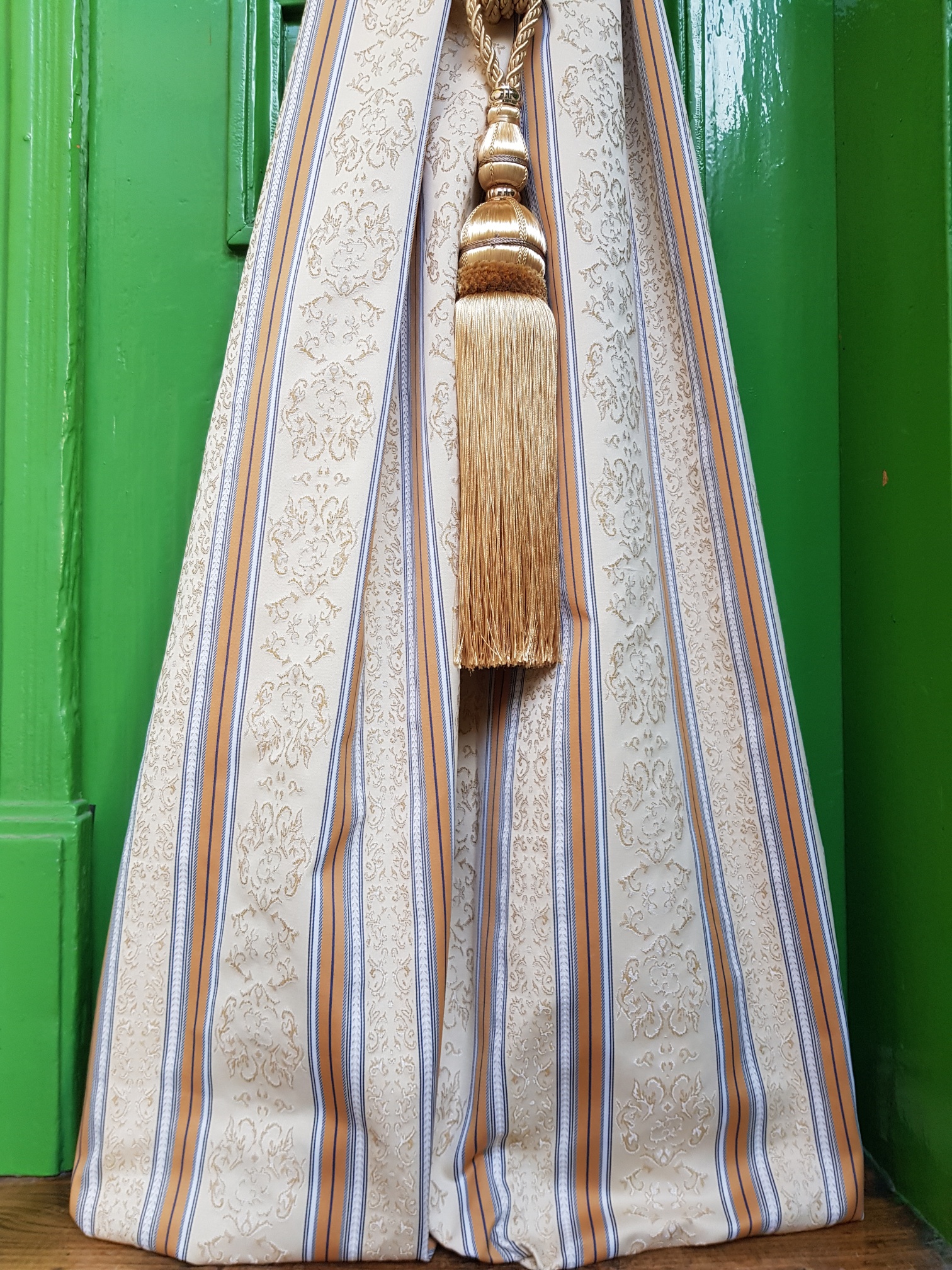 Zlatosmetanové a okrové pruhy