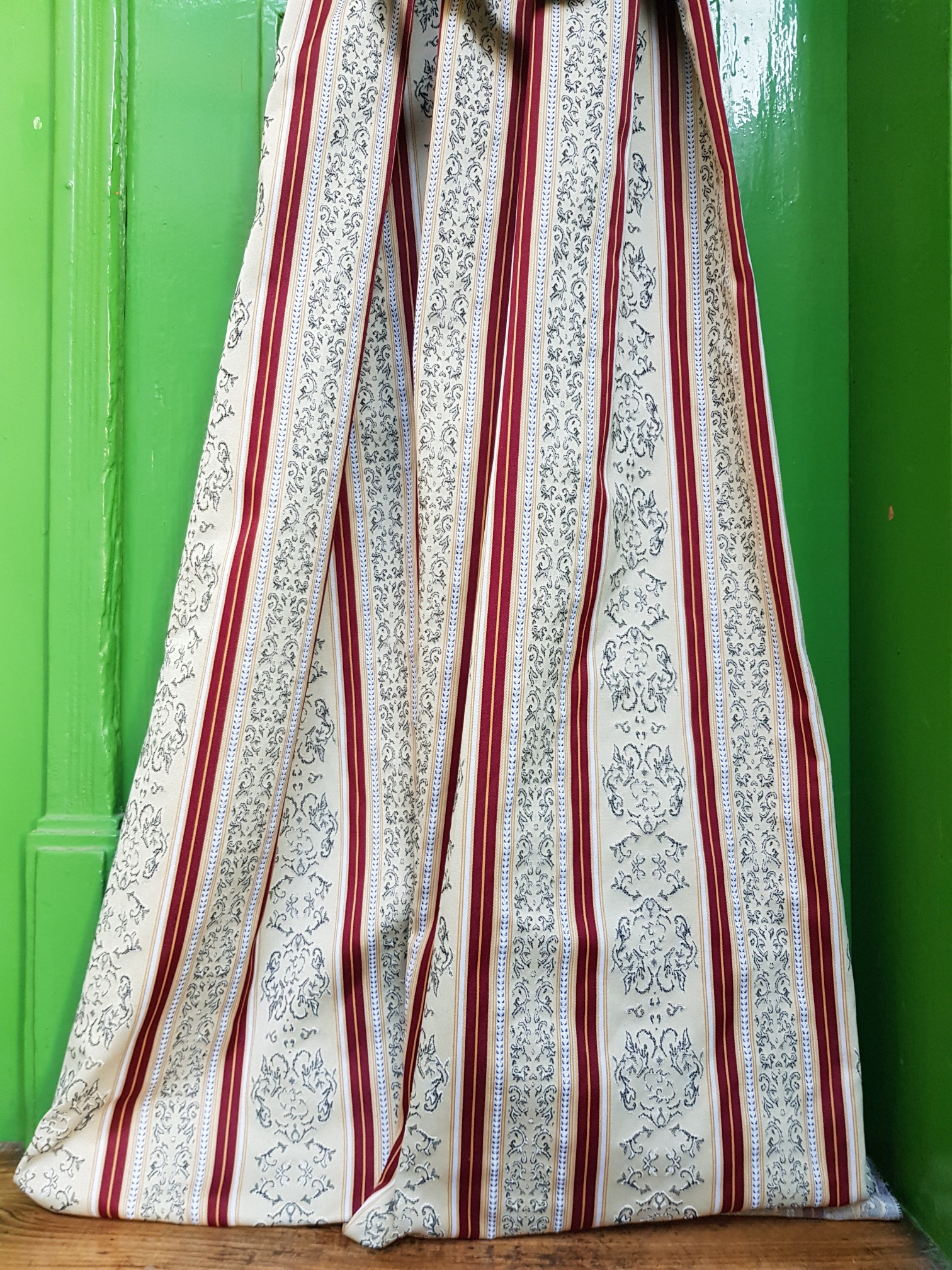 Béžové a červené pruhy