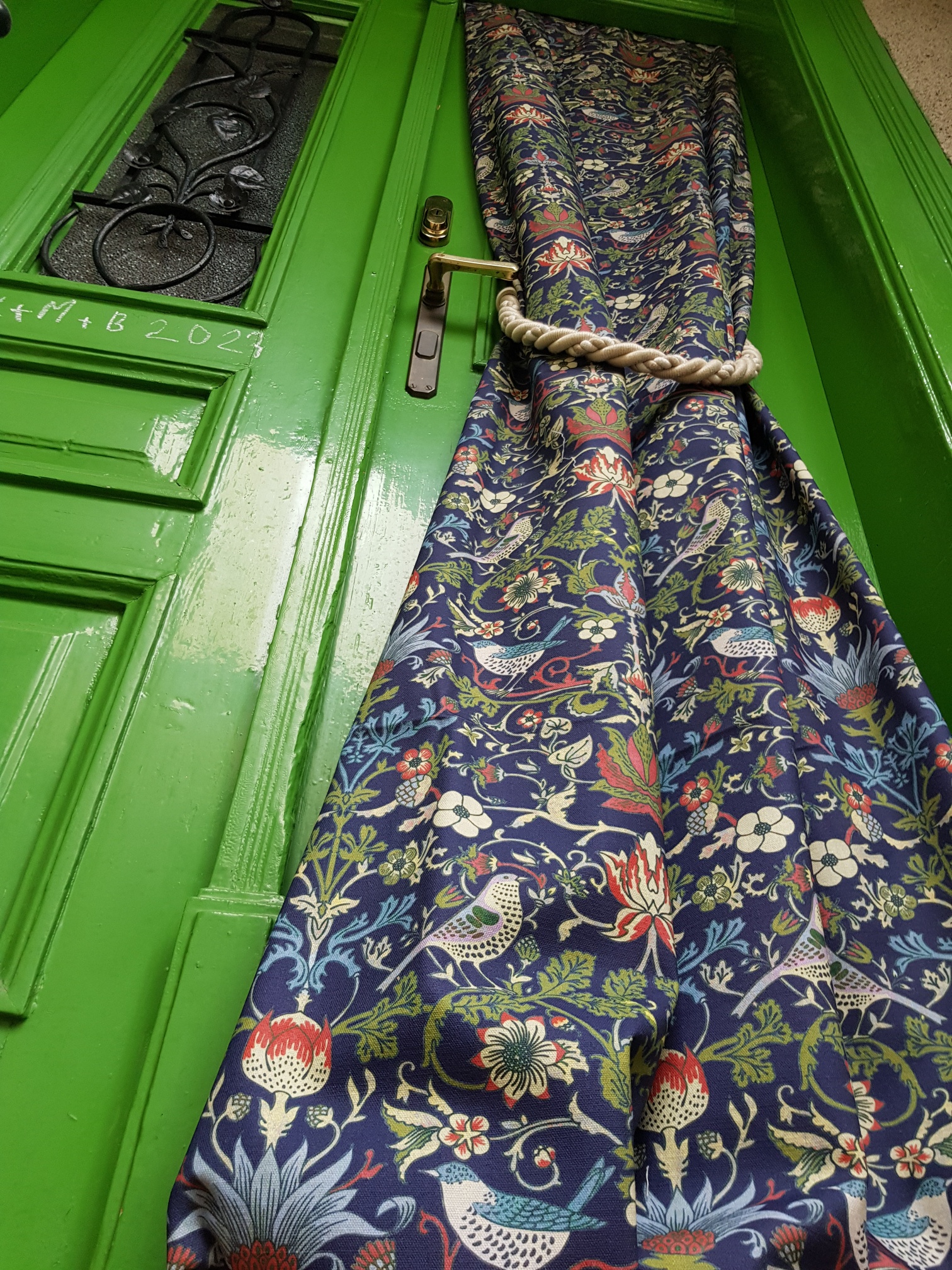 Květy a ptáci ve florální secesi na modré