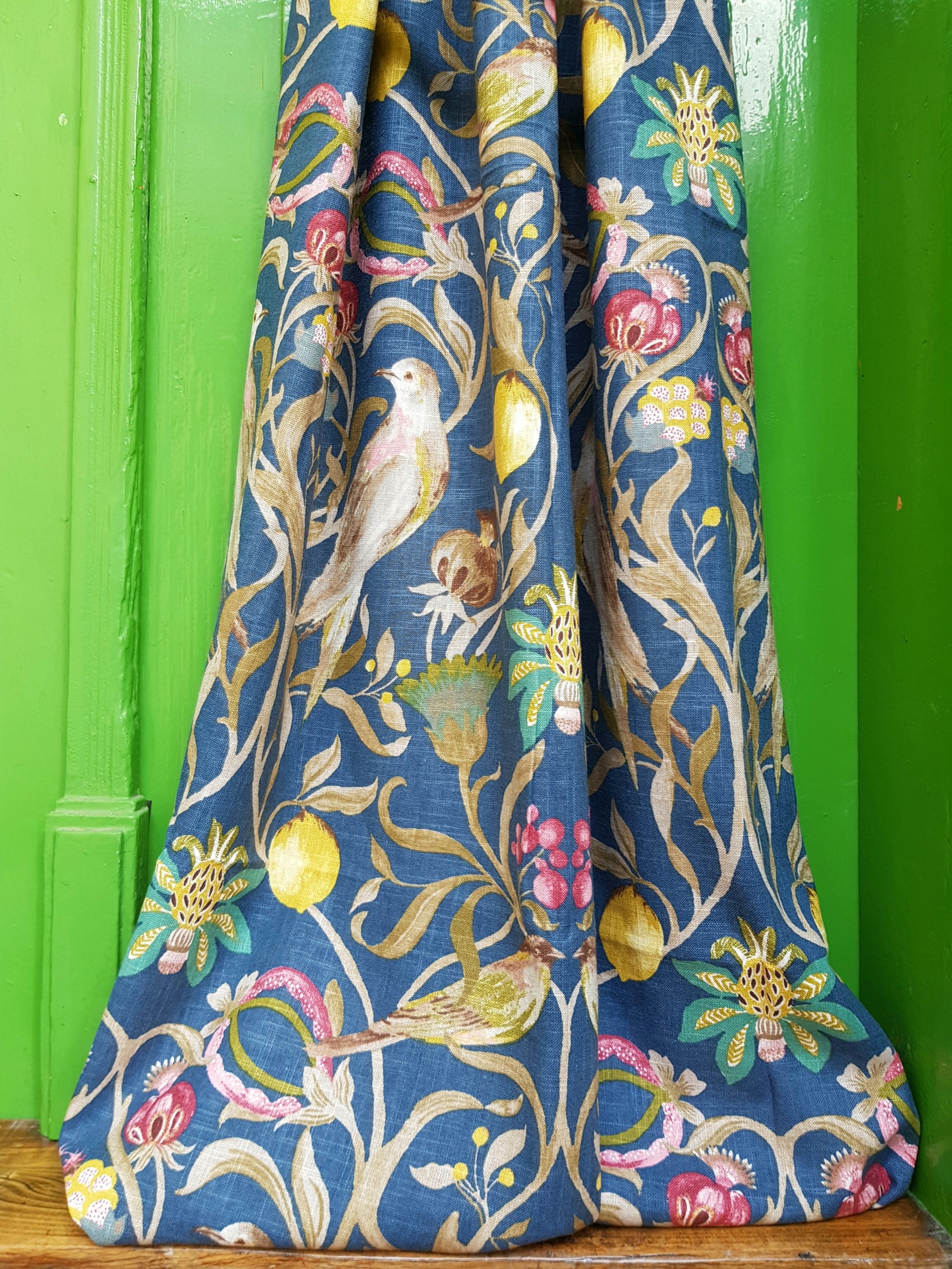 Plody a ptáci ve florální secesi na modré