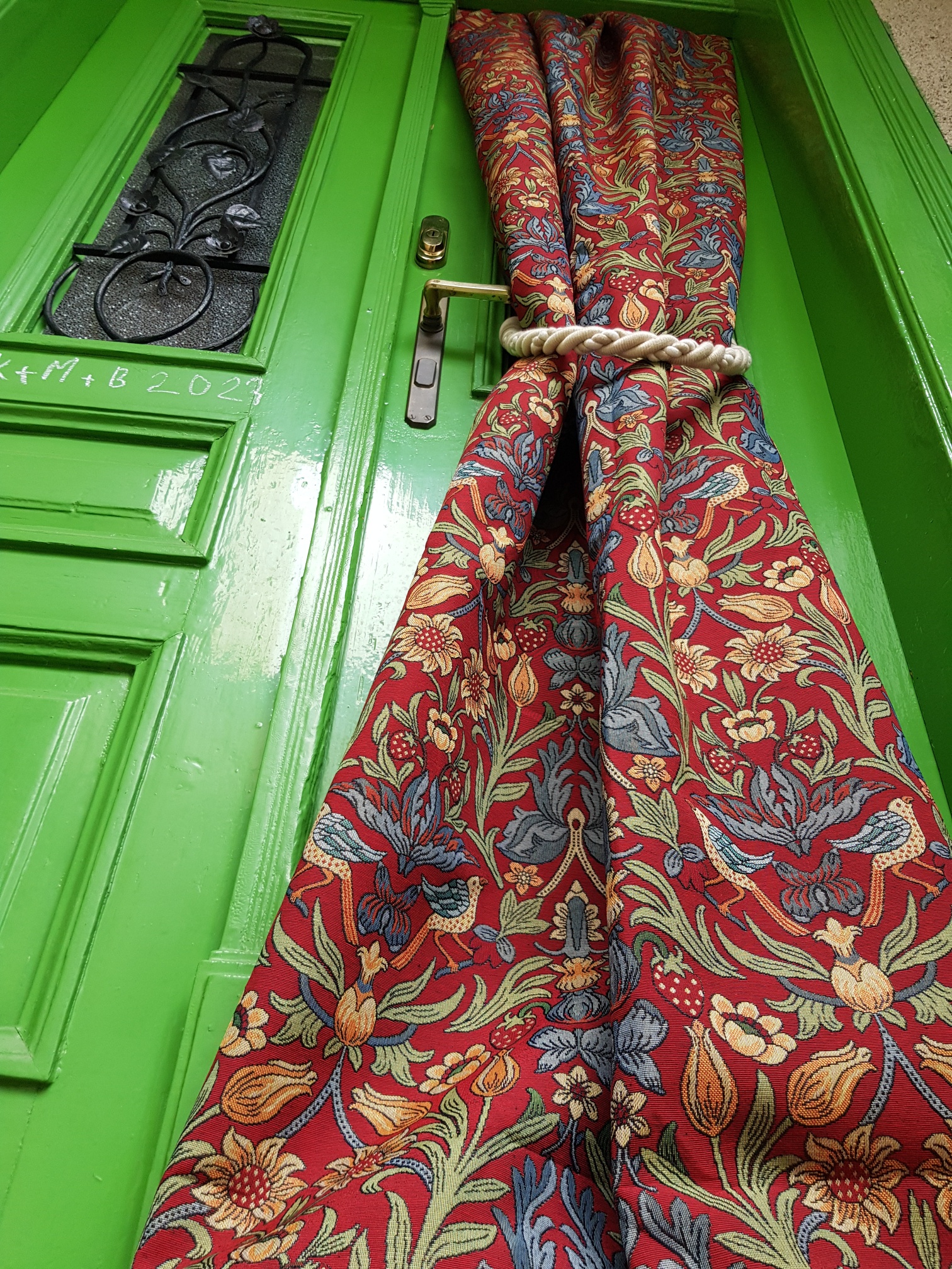 Plody a ptáci ve florální secesi na malinové červené