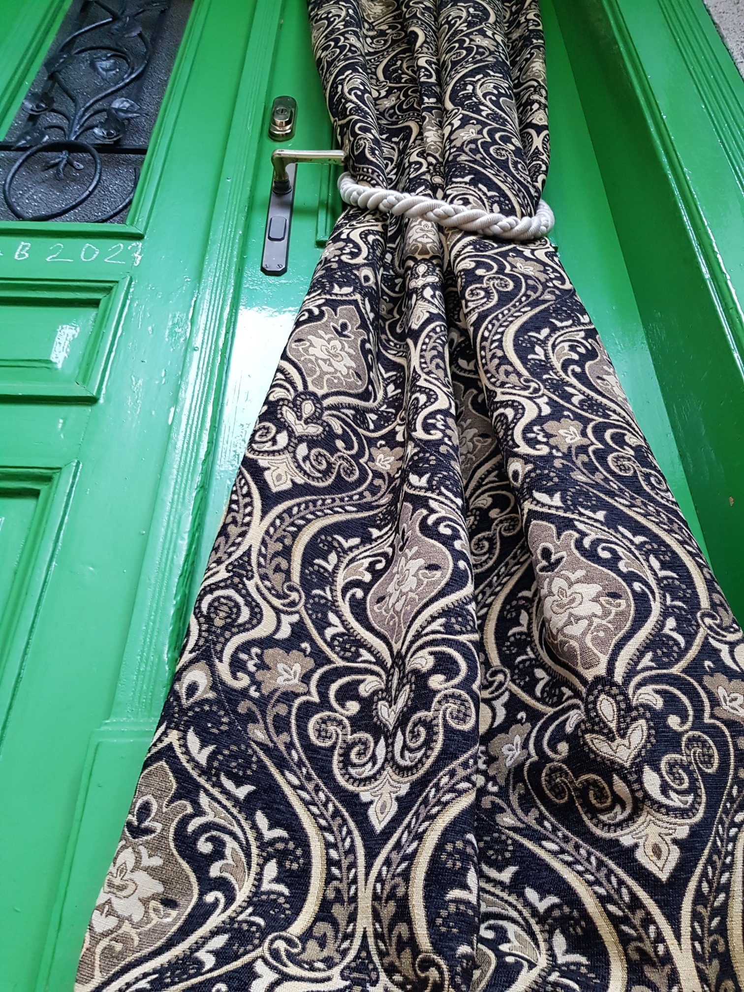 Ornamenty ve starožluté