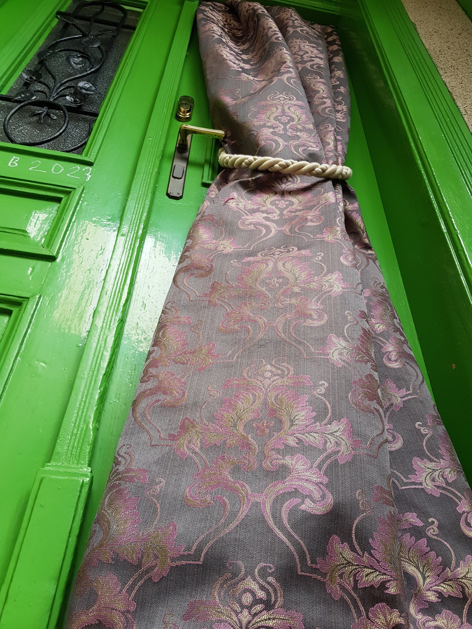 Fialovo zlatavé ornamenty na šedé