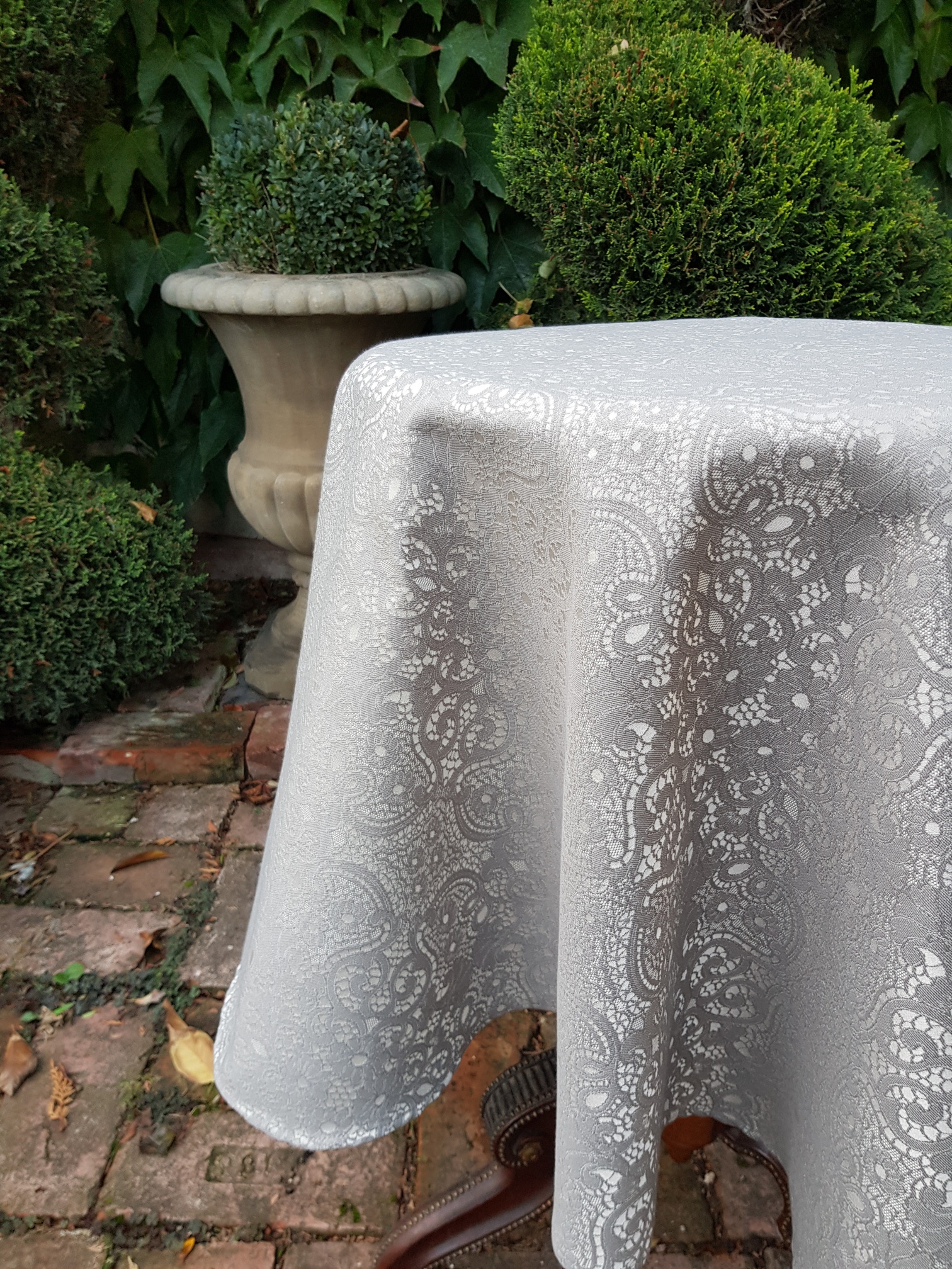 Krajka v romantické šedé