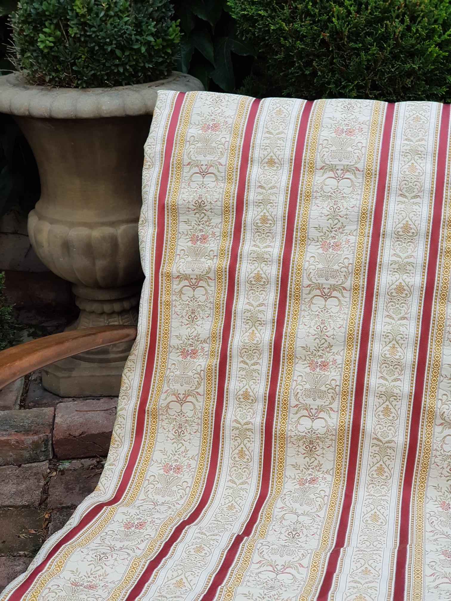 Tkané pruhy a ornamenty v cihlové