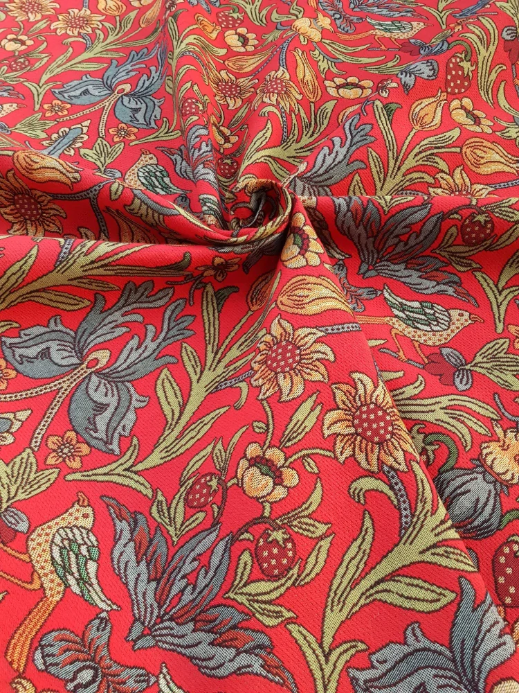 Plody a ptáci ve florální secesi na syté červené