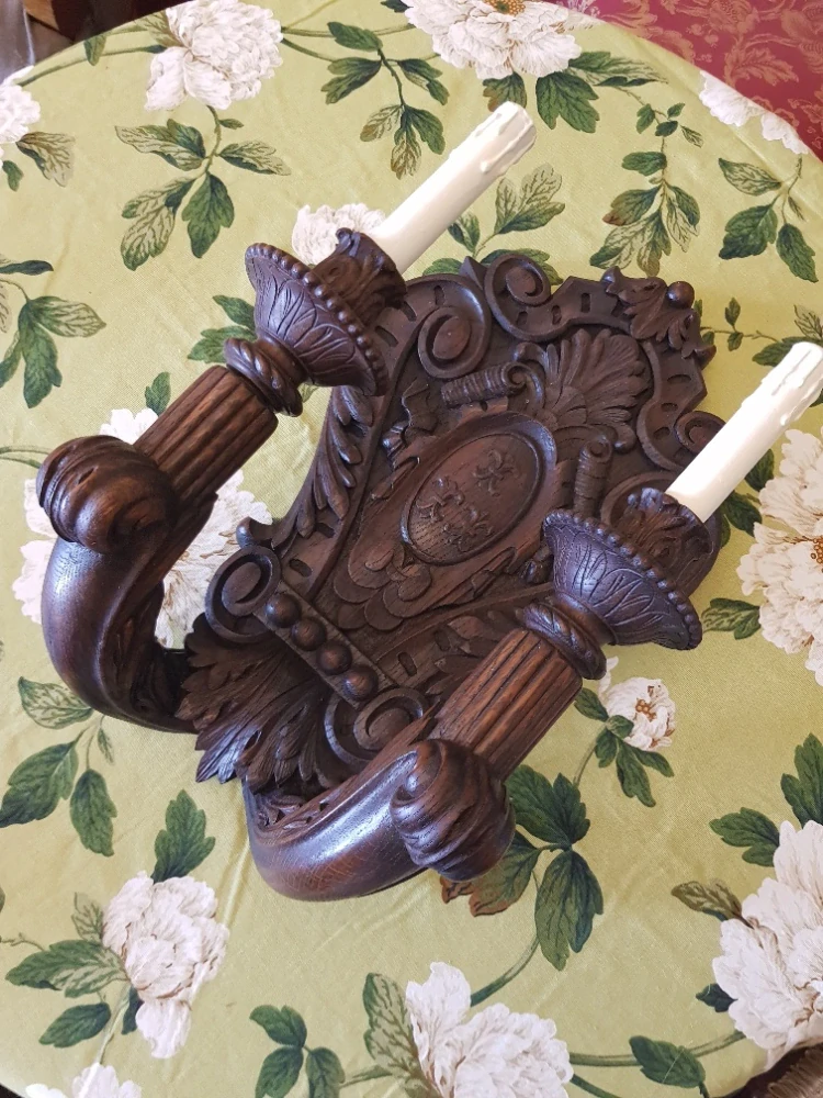 Velká vyřezávaná svítidla na stěnu