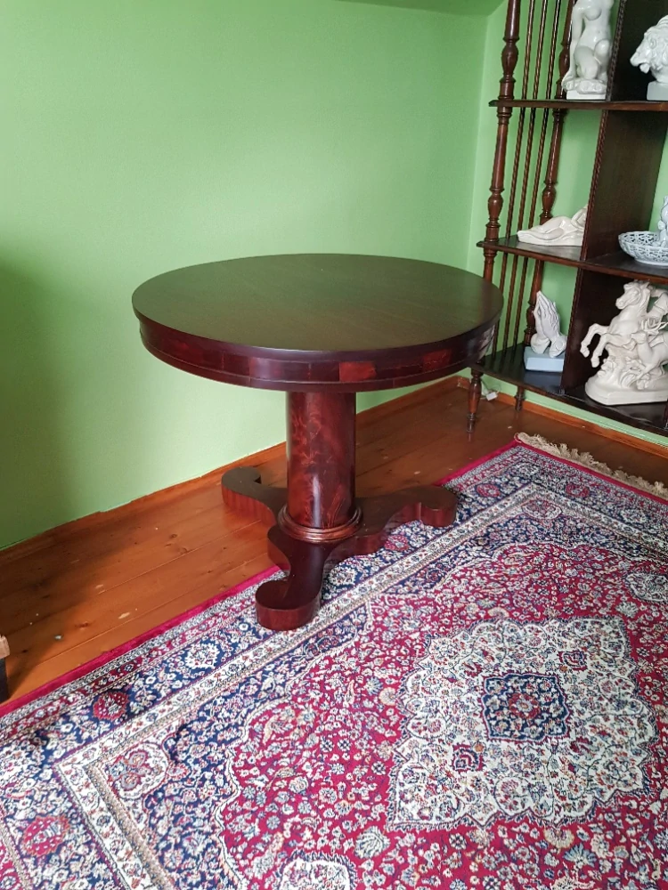 Starý kulatý stolek s ozdobnou nohou