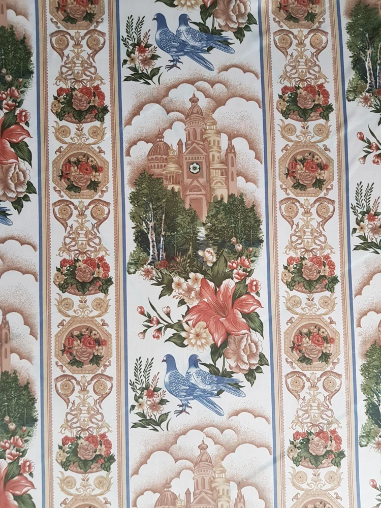 Ornamenty s květy, ptáky a architekturou v pruzích