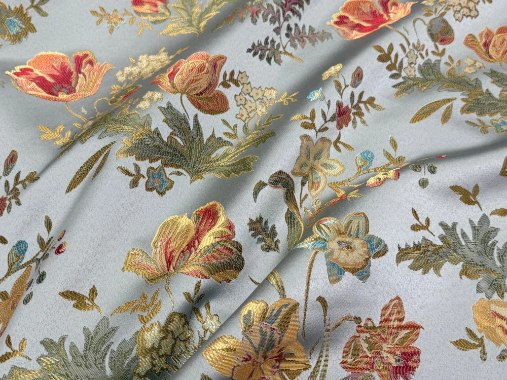 Tkané květy na stříbrnošedém podkladu