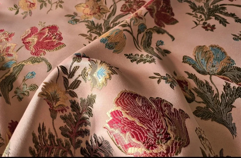 Tkané květy na pudrově růžovém podkladu