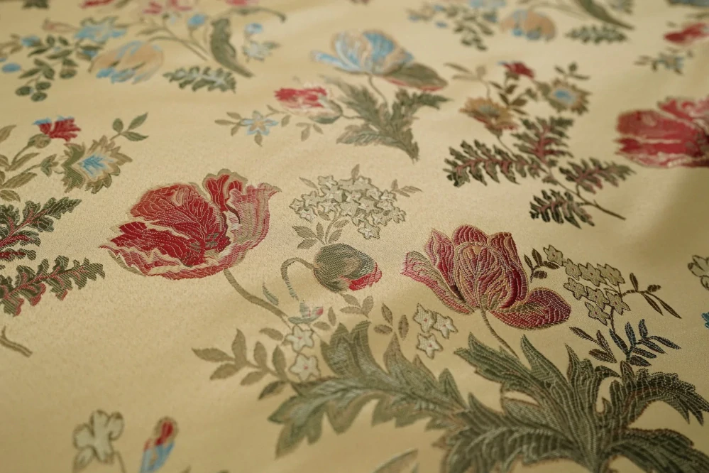 Tkané květy na starozlatém podkladu