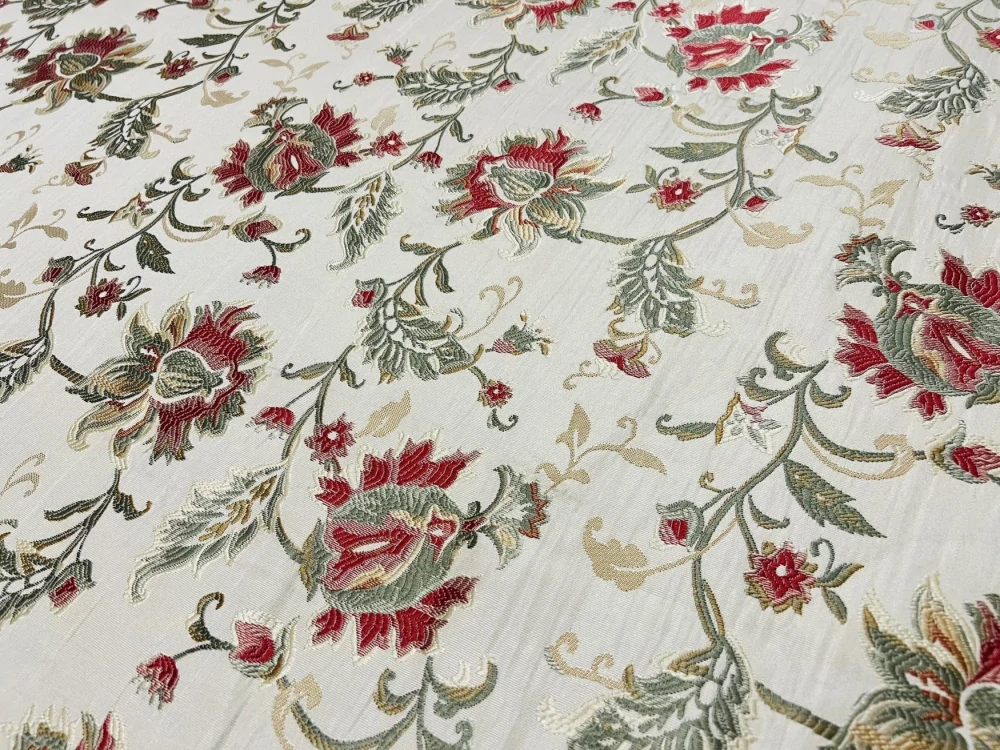 Tkané květy na světlém podkladu