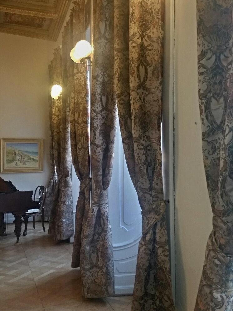 Vázy s květy na starozlaté CA382