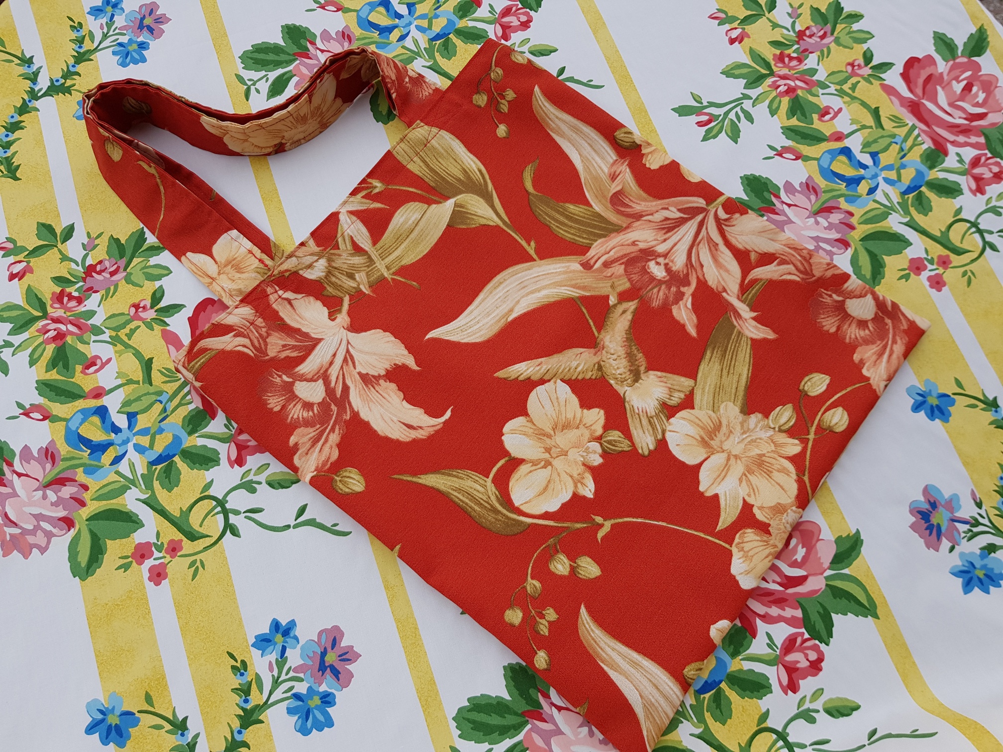 Květy a ptáčci na červené