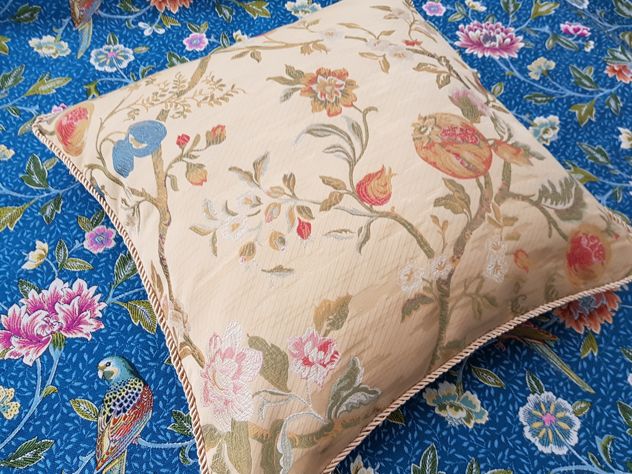 Tkané květy a plody ve starozlaté