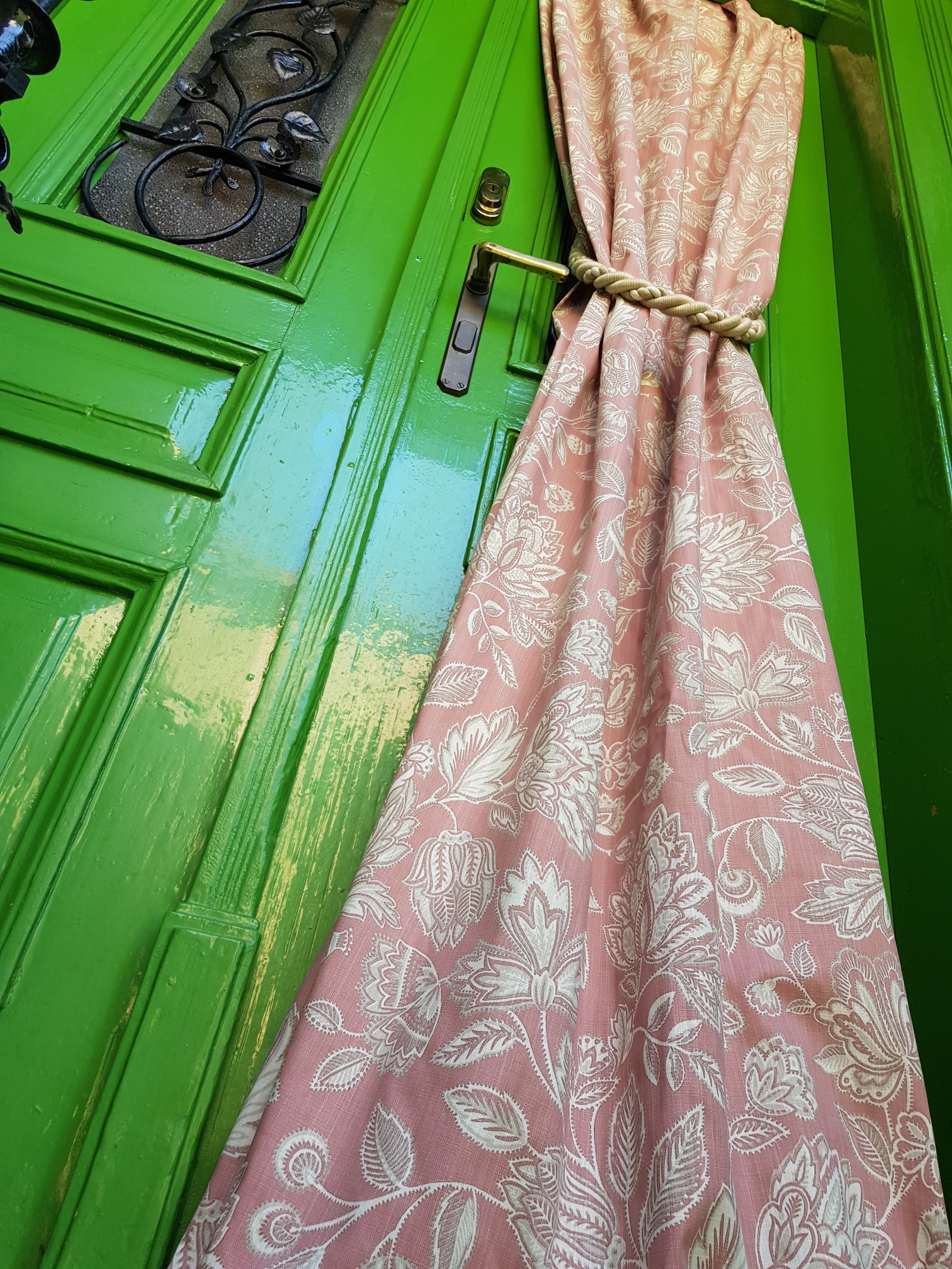 Roztodivné květy v cihlové