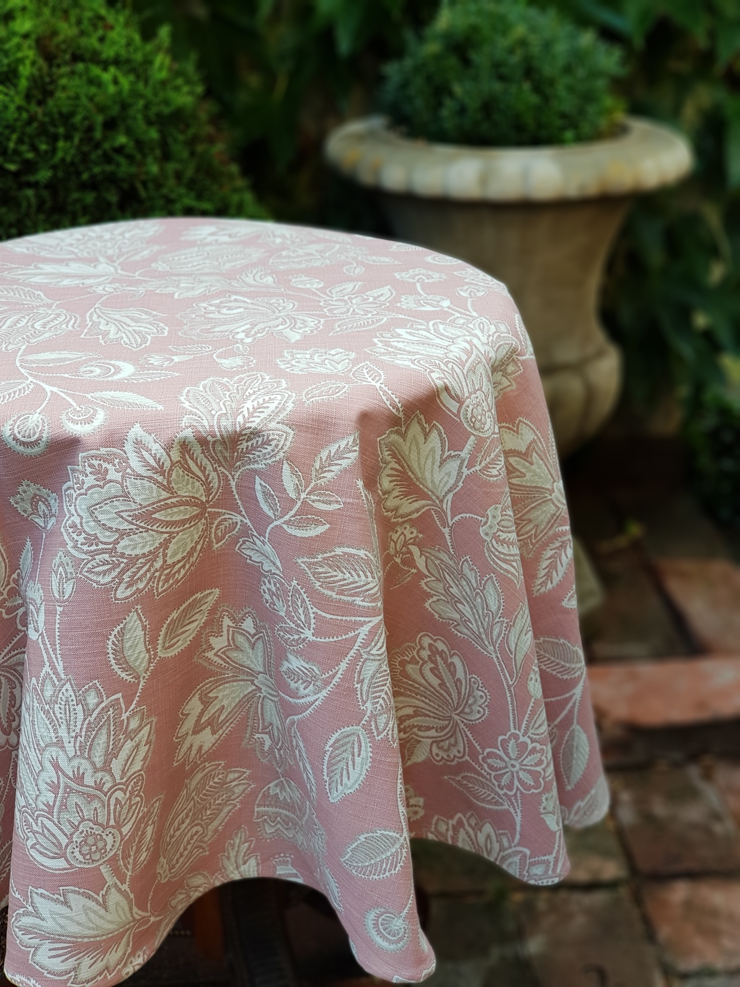 Roztodivné květy na cihlové