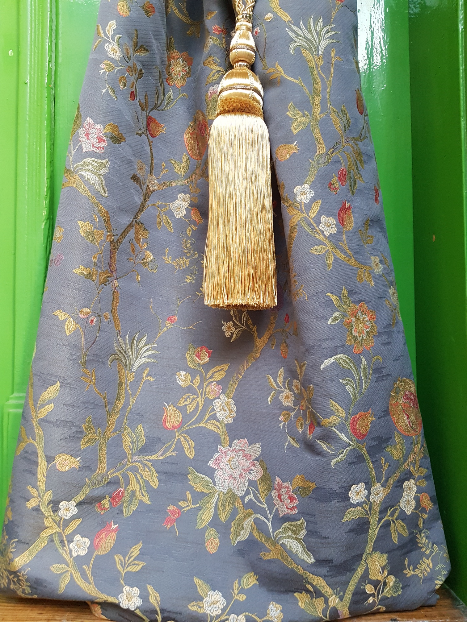 Rostliny a plody na šedé