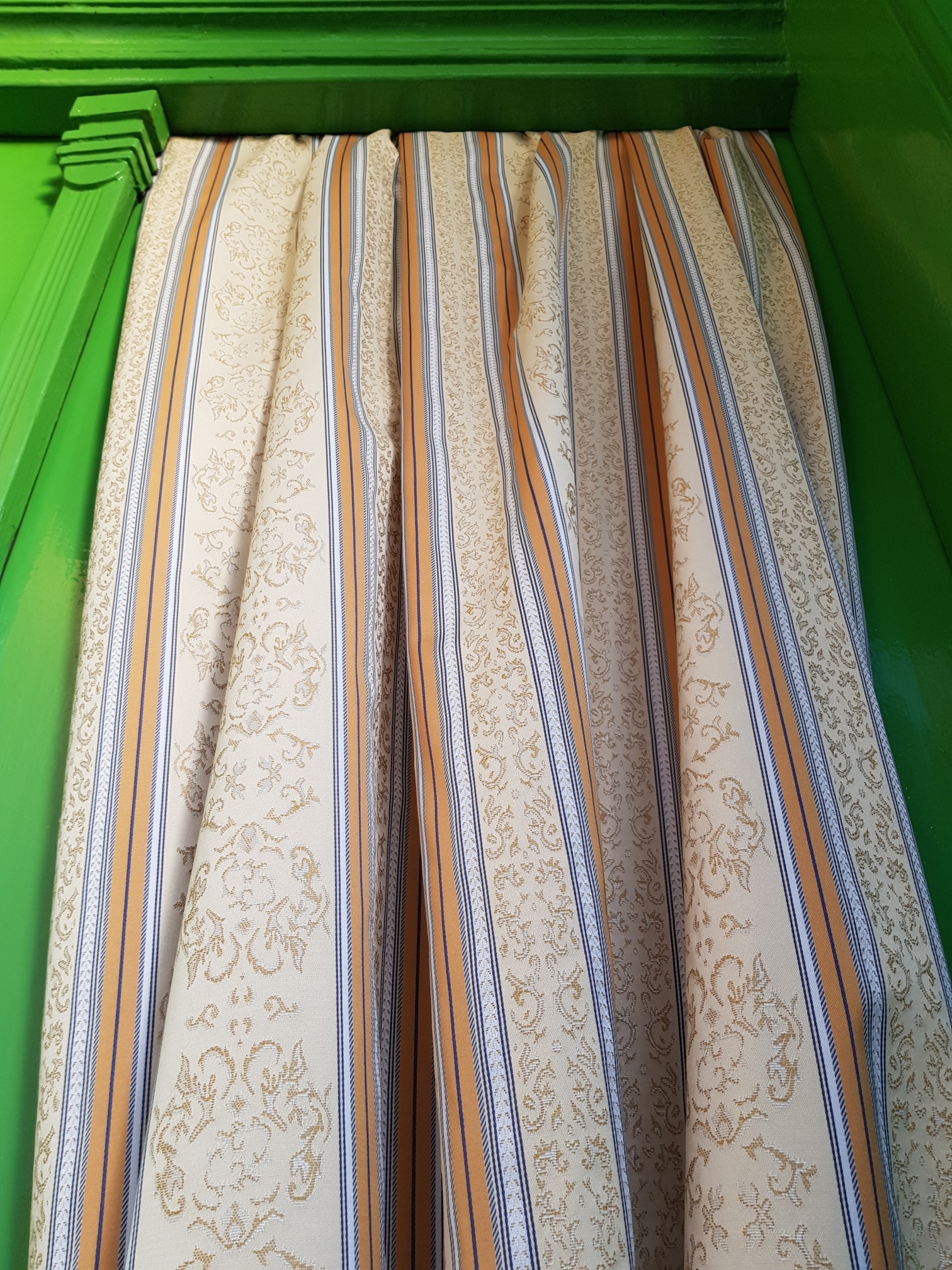 Zlatosmetanové a okrové pruhy