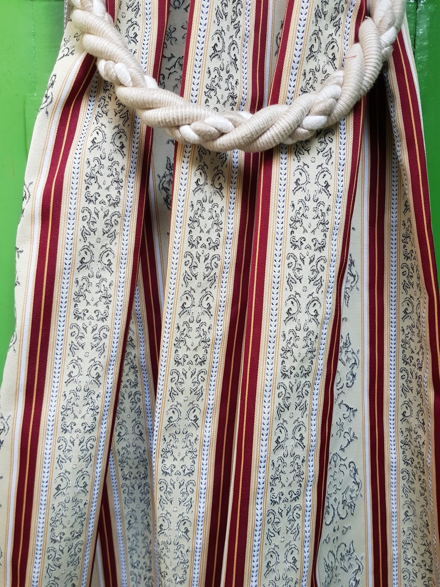 Béžové a červené pruhy