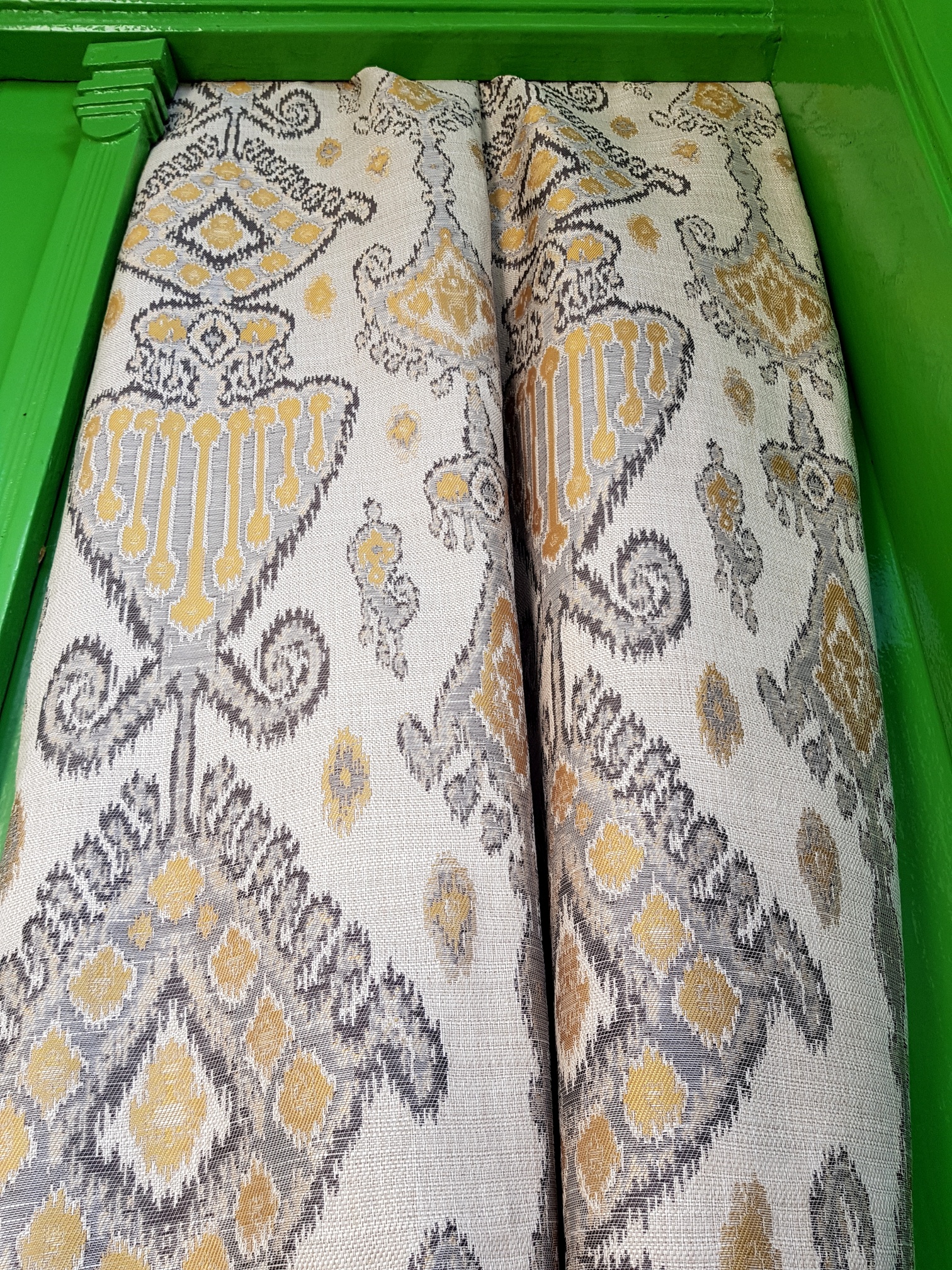 Okrové ornamenty na šedorežné