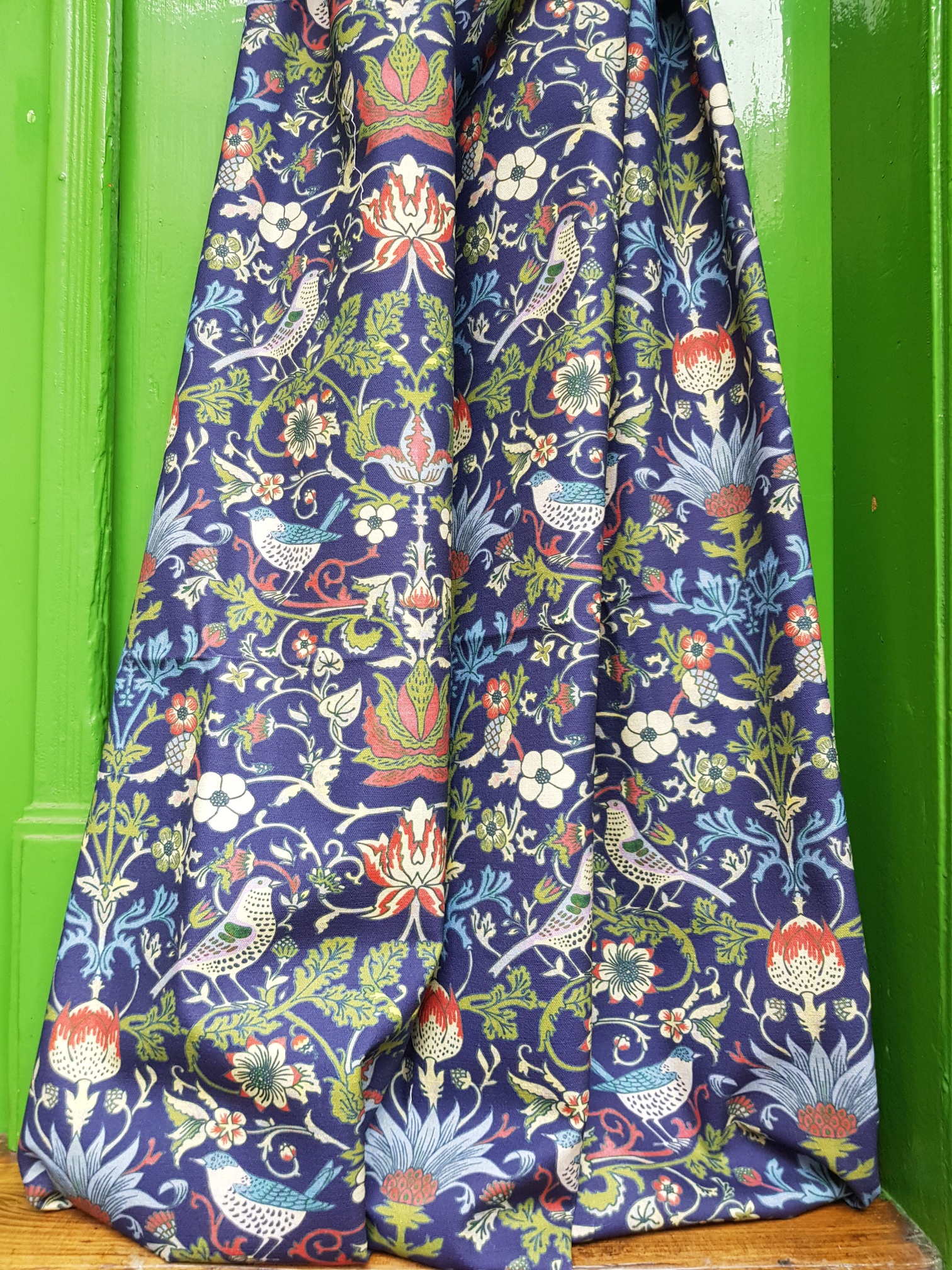 Květy a ptáci ve florální secesi na modré