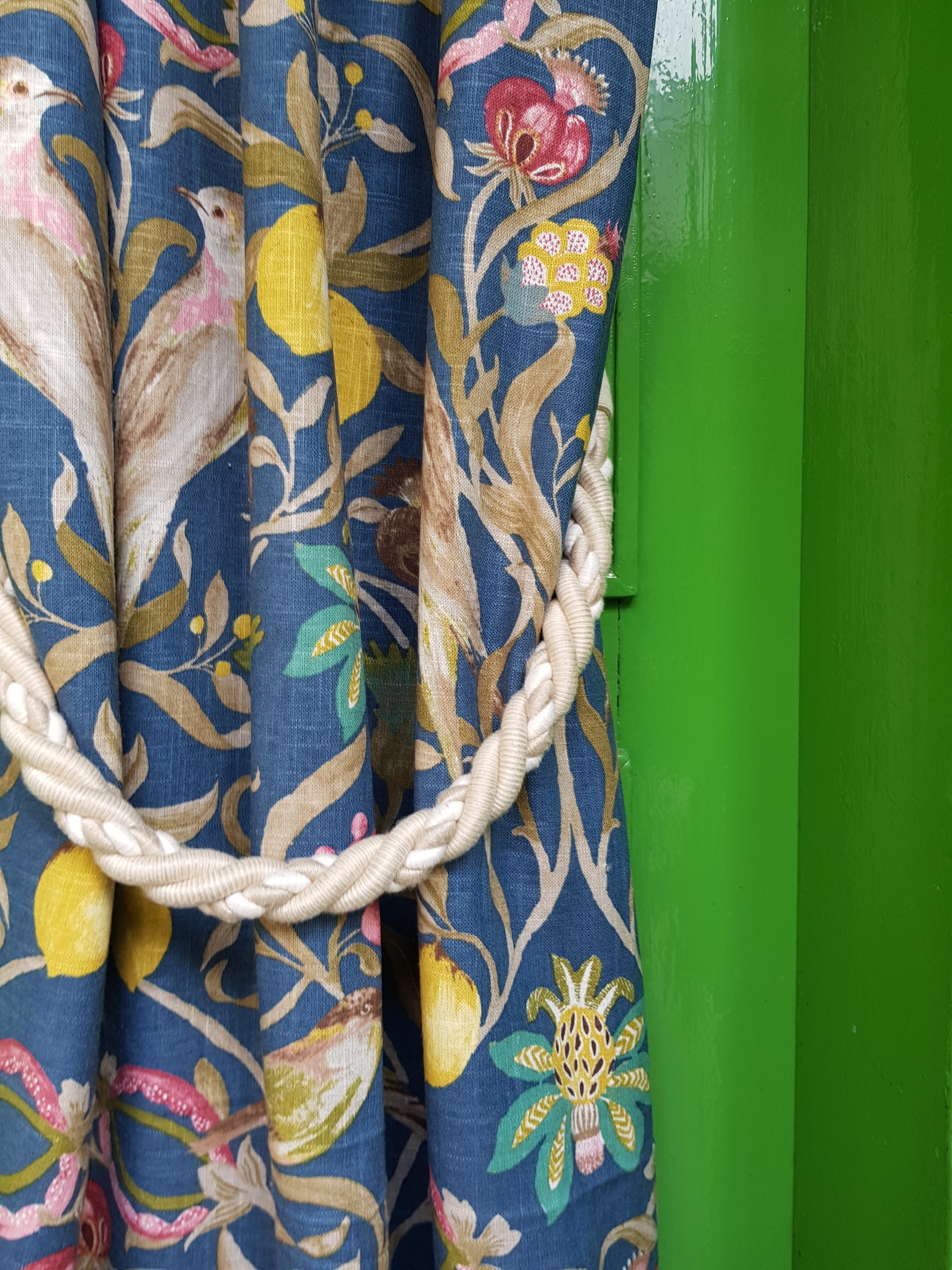 Plody a ptáci ve florální secesi na modré