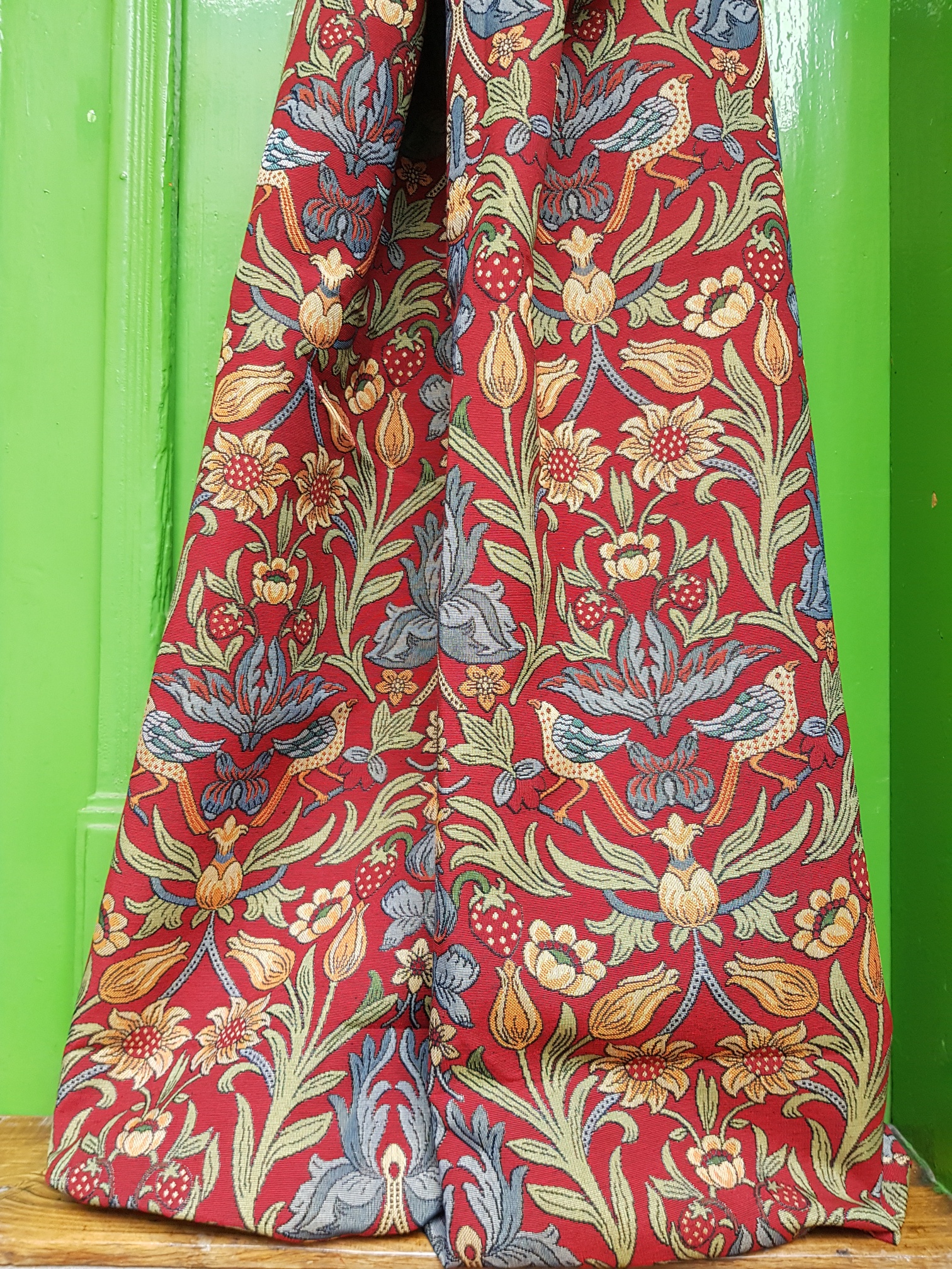 Plody a ptáci ve florální secesi na malinové červené