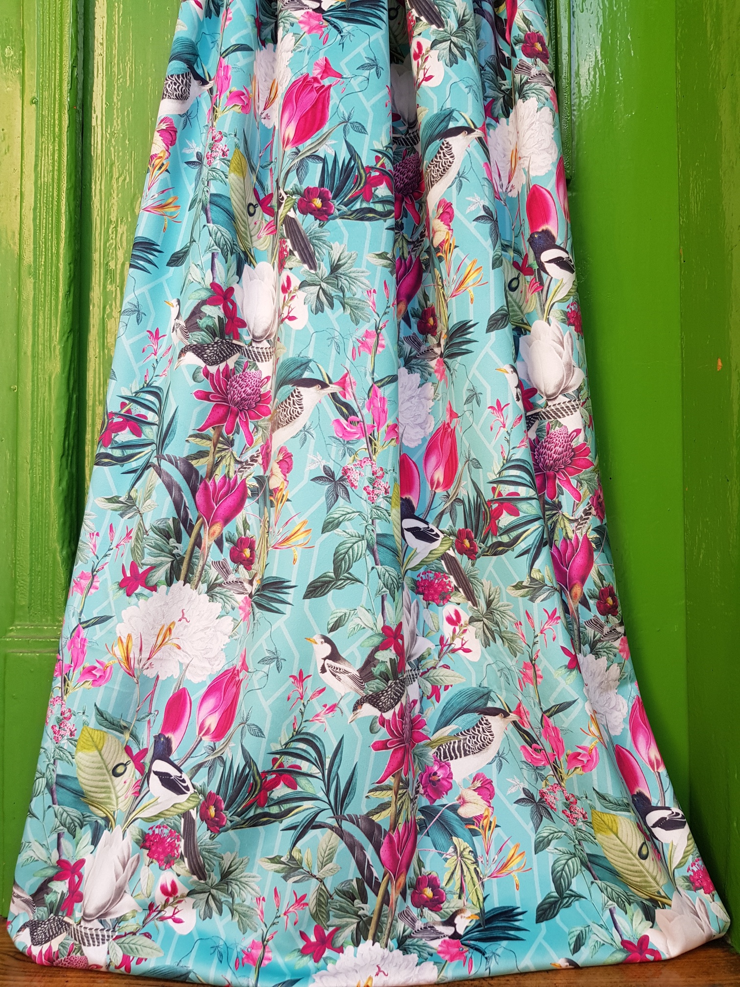 Ptáčci a květy v azurové modré