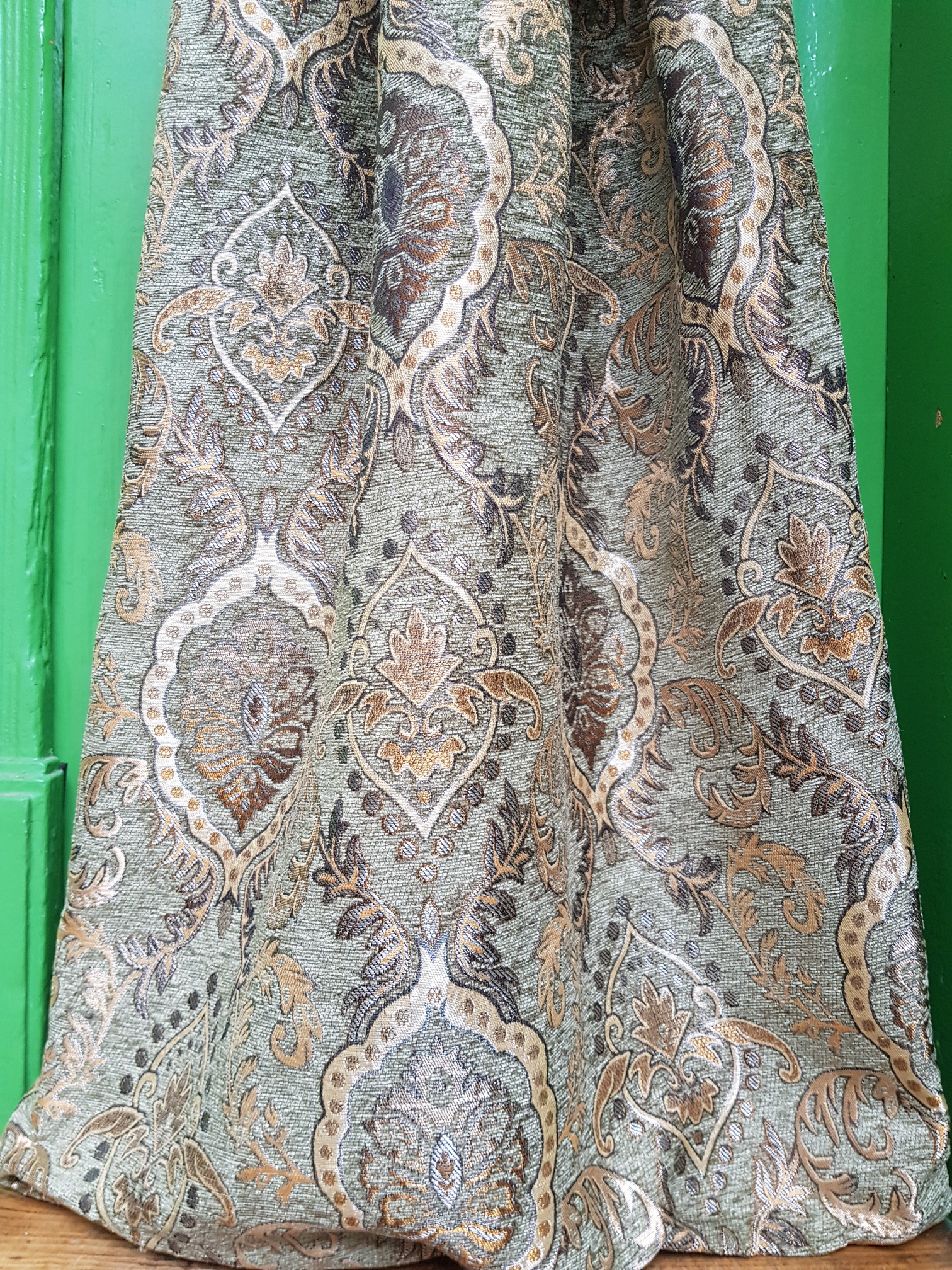 Starozlaté ornamenty v šedozelené