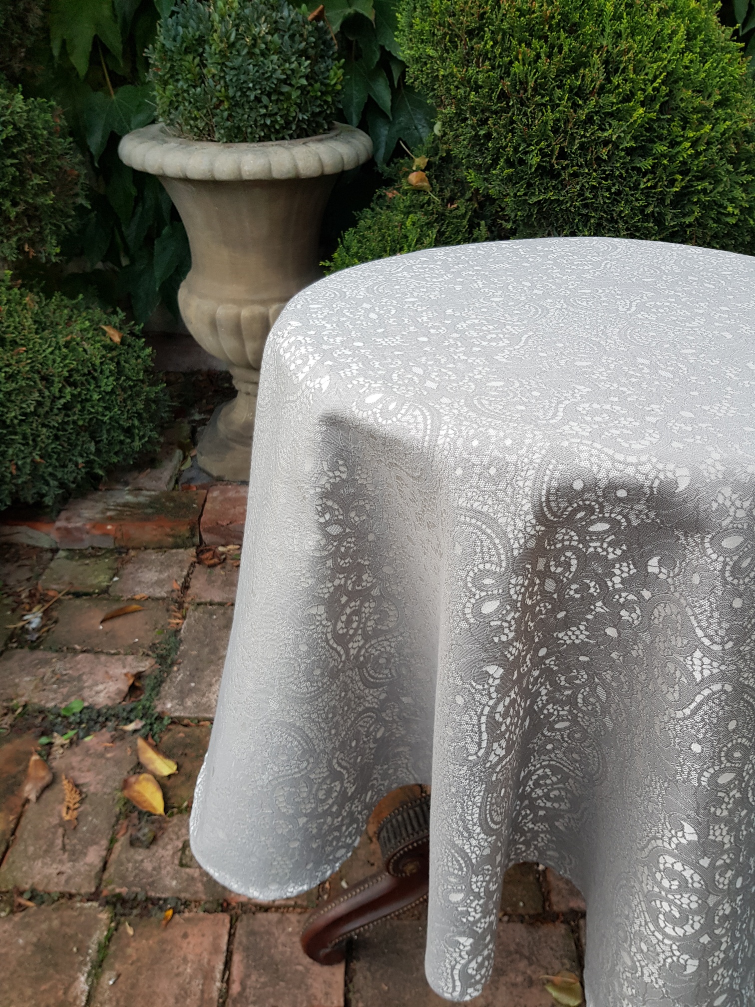 Krajka v romantické šedé