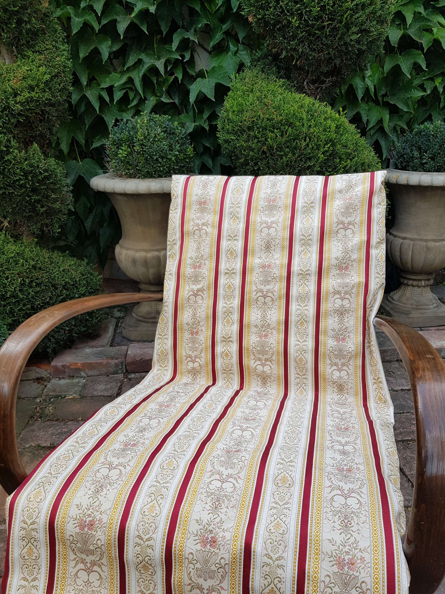 Tkané pruhy a ornamenty v burgundy